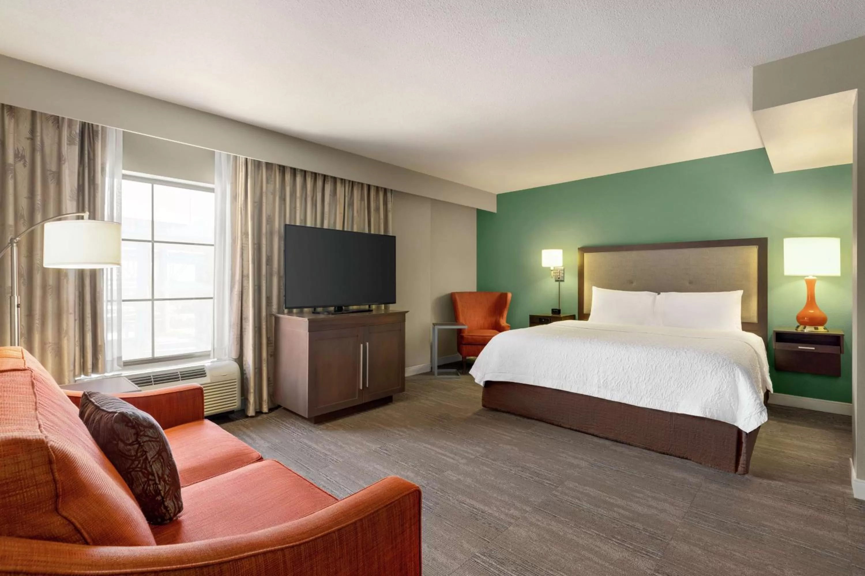 Living room, Bed in Hampton Inn and Suites New Orleans Convention Center