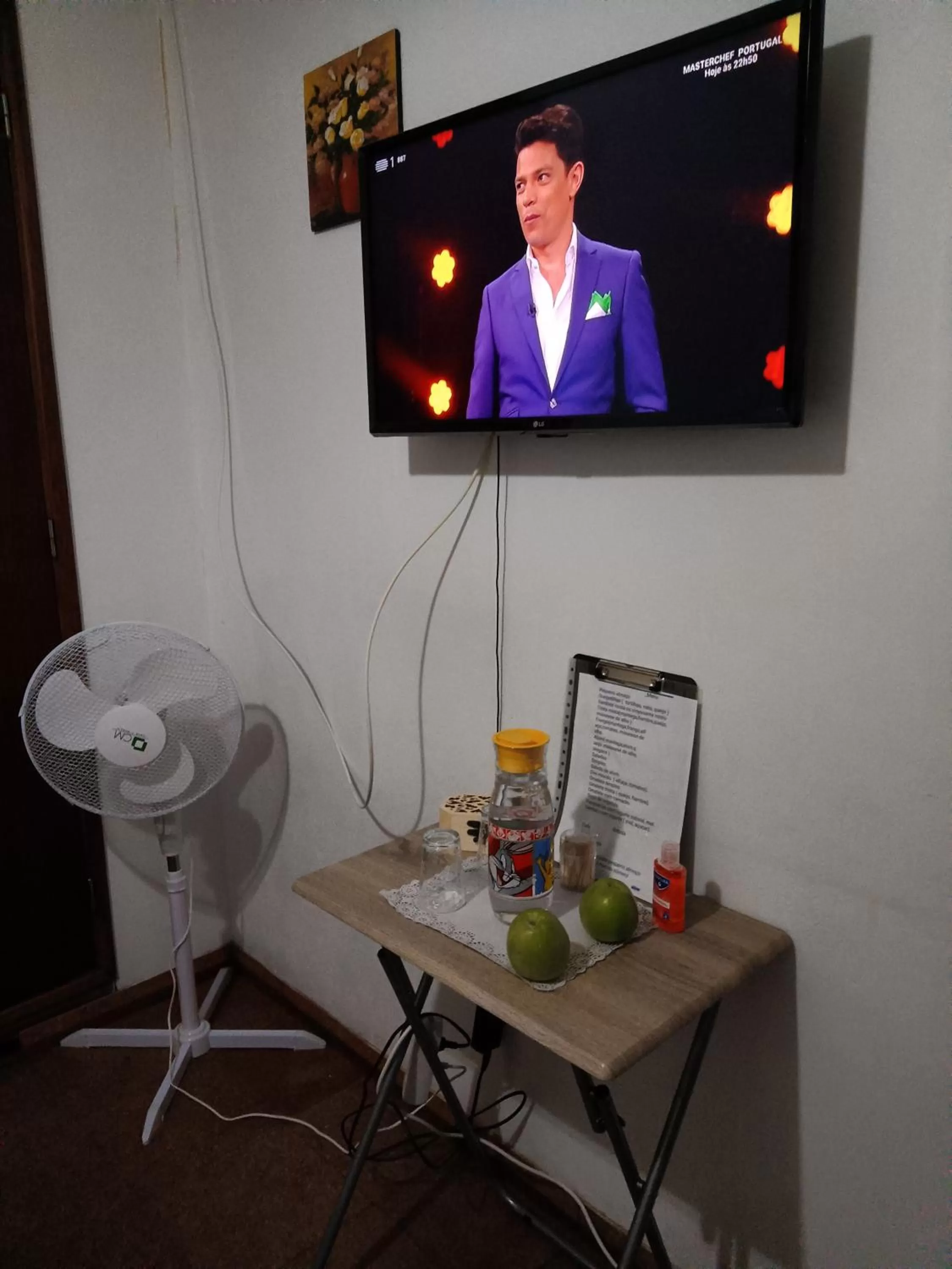 TV/Entertainment Center in Alojamento Local Largo da Igreja