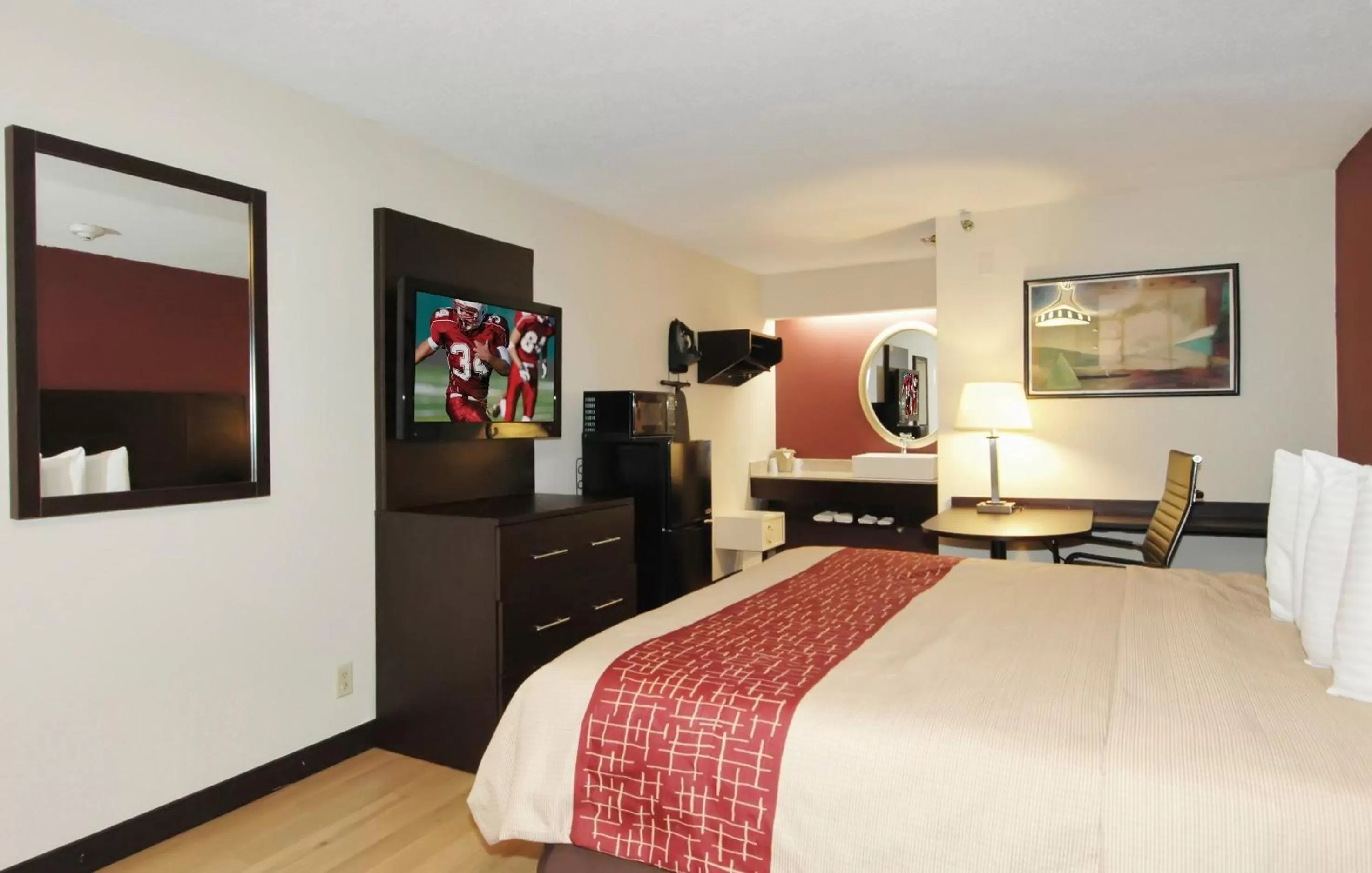 Superior King Room Smoke Free in Red Roof PLUS Chicago - Hoffman Estates