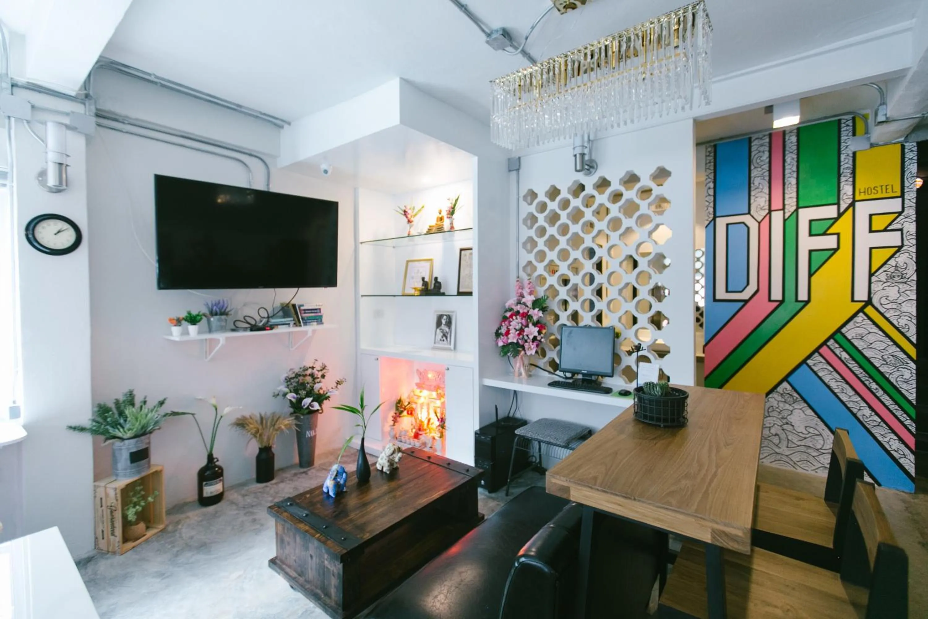 Communal lounge/ TV room in Diff Hostel