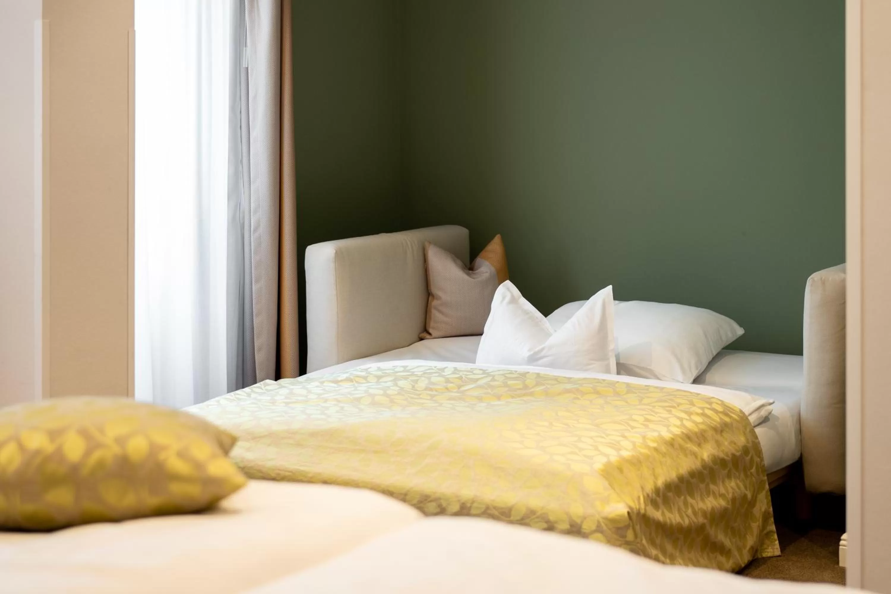 Bedroom, Bed in Hotel Baseler Hof