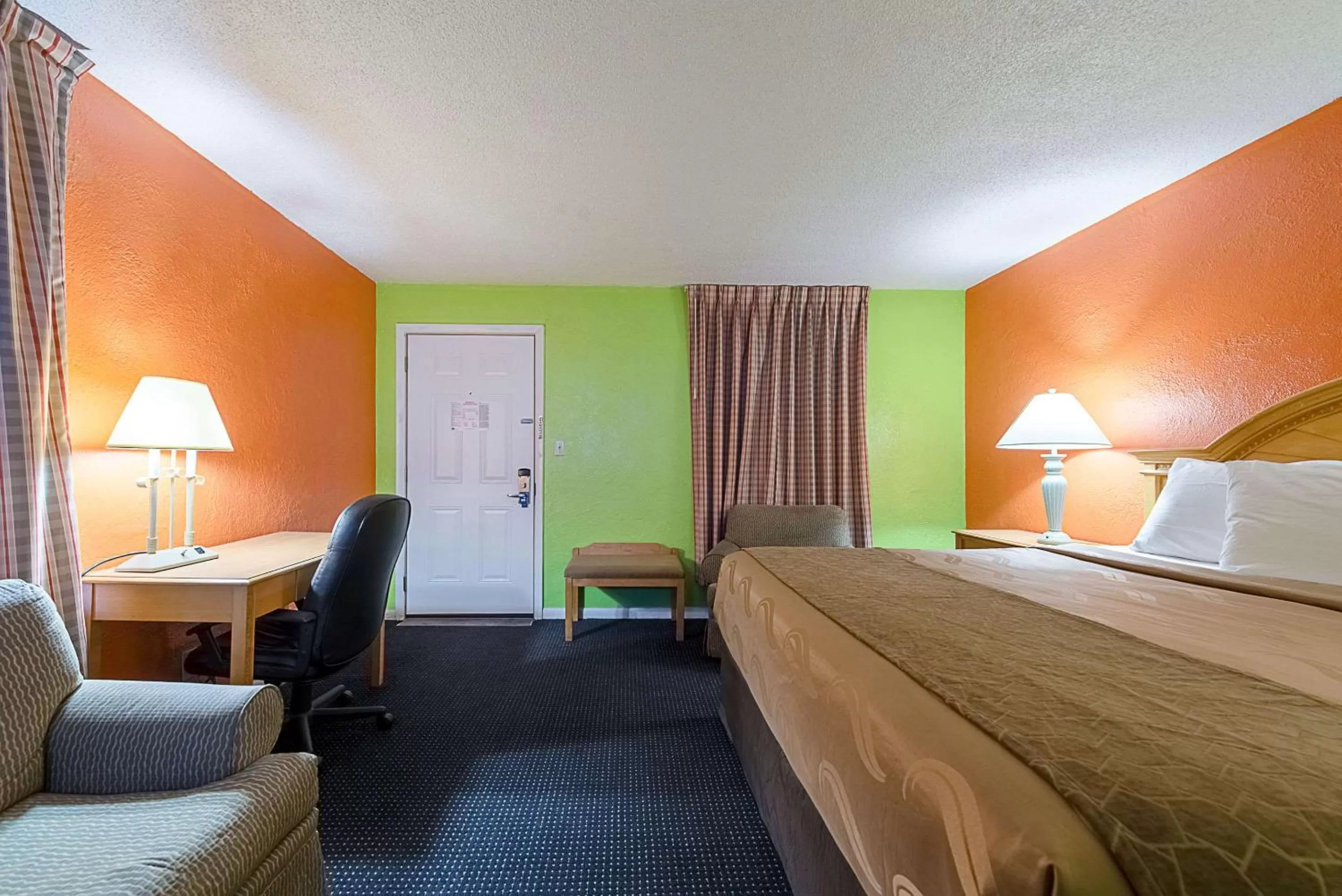 Photo of the whole room, Bed in Highway Inn