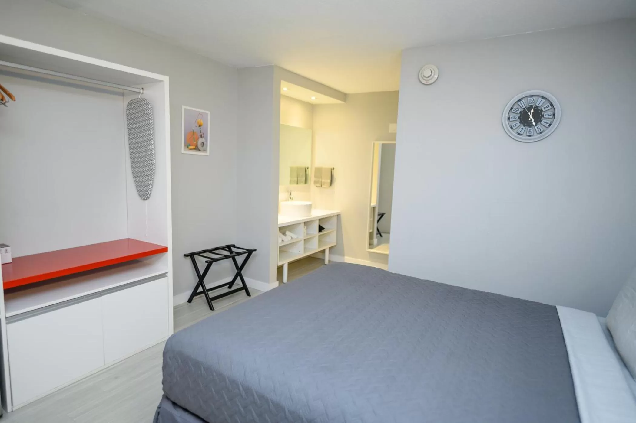 Bed in Hotel Room Near Disney 4 People