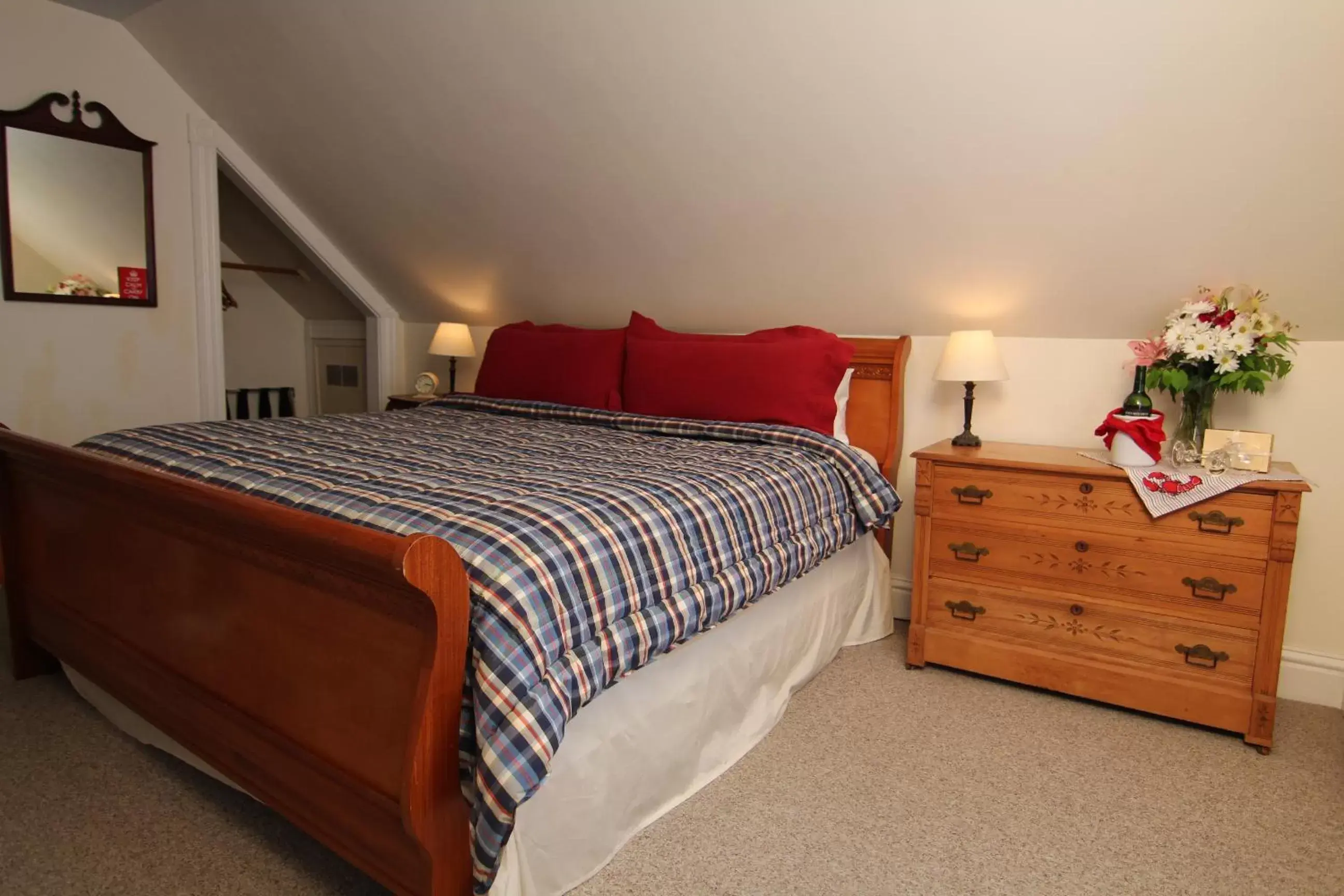 King and Twin Room - London Room in Kendall Tavern Inn Bed and Breakfast King and Twin Room - London Room in Kendall Tavern Inn Bed and Breakfast