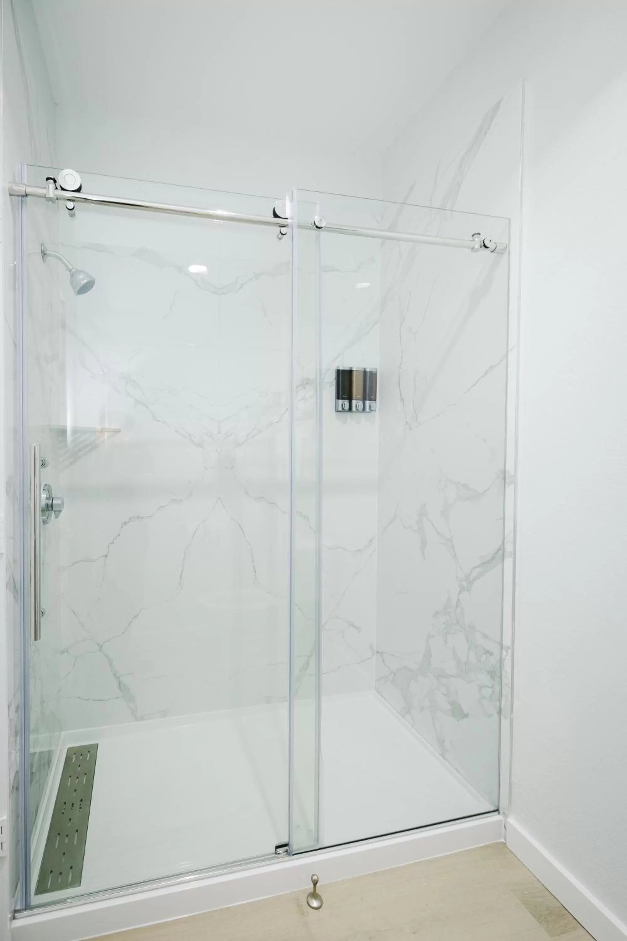 Shower in Sapphire Inn & Suites