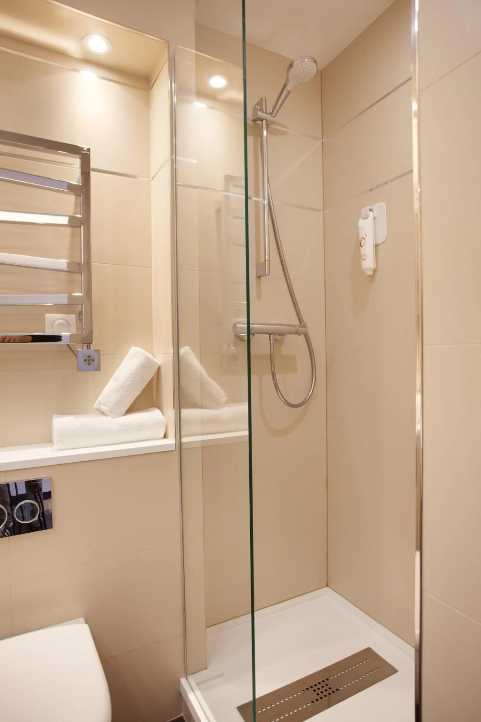 Shower in Hotel Apolonia Paris Mouffetard, Sure Hotel Collection by Best Western