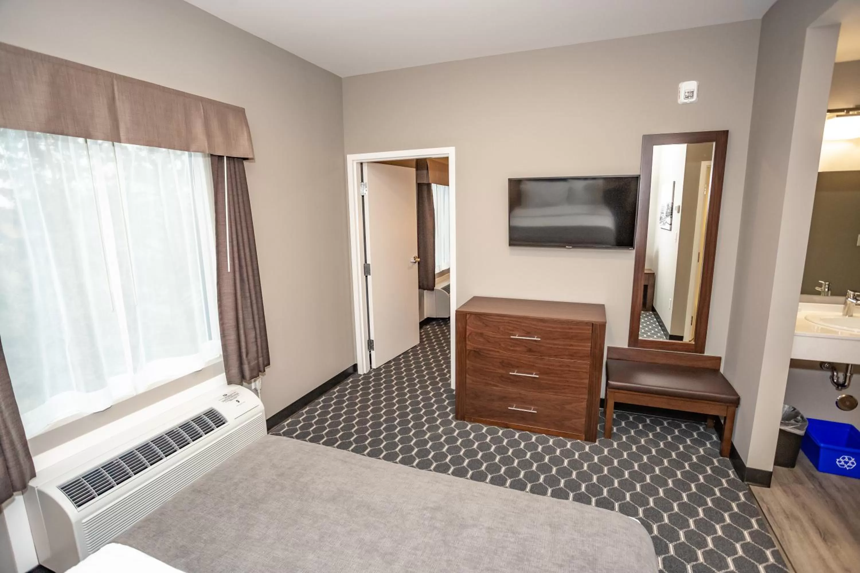 TV/Entertainment Center in Carman Blue Crescent Hotel