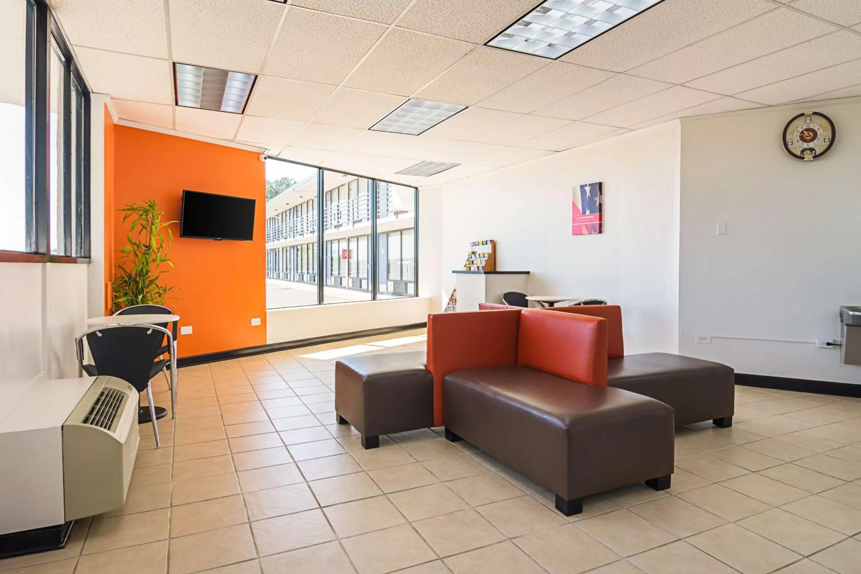 Communal lounge/ TV room in Motel 6-Cleveland, TN