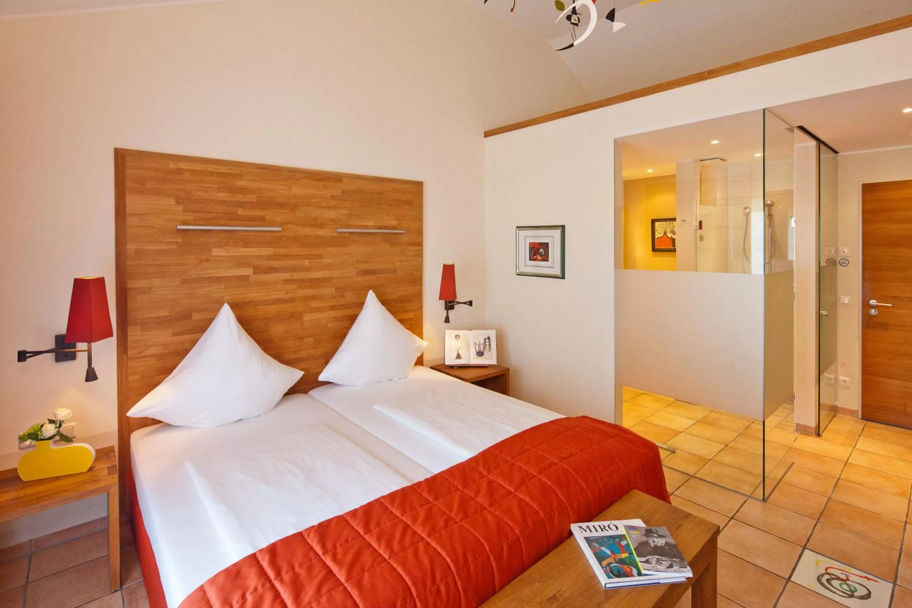 Photo of the whole room, Bed in Malerwinkel Hotel