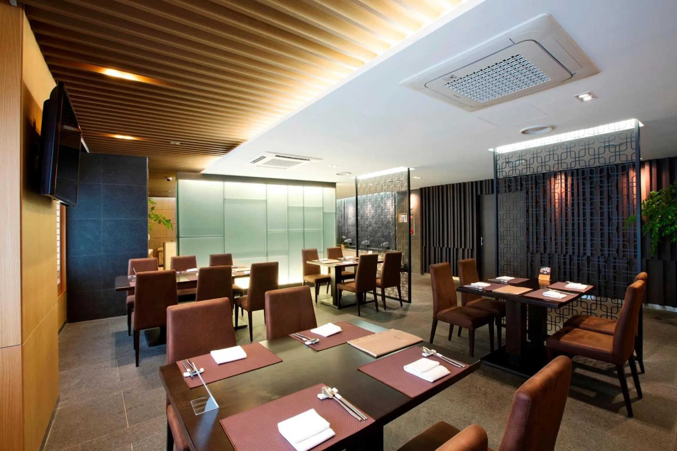 Restaurant/places to eat in Commodore Hotel Busan