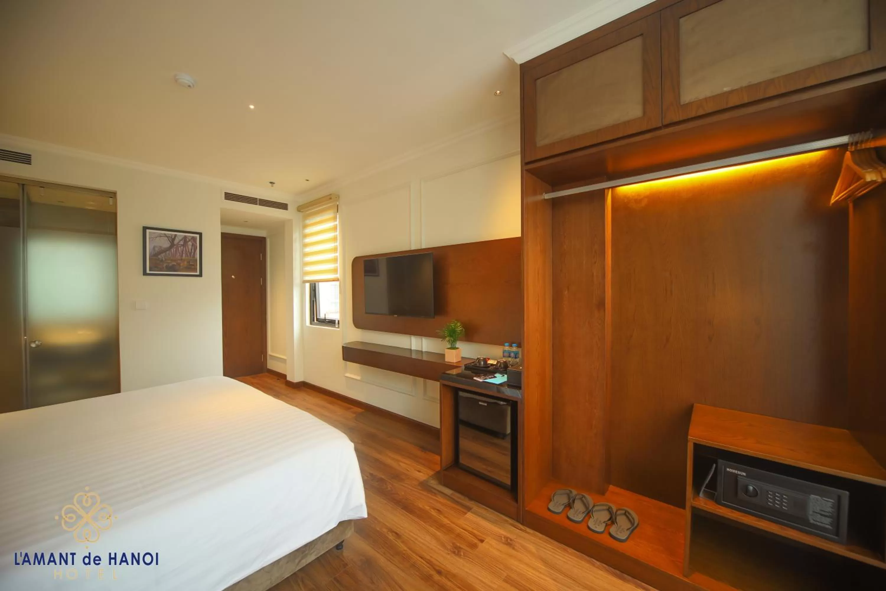 TV and multimedia, Bed in L'amant de Hanoi Hotel - khách sạn Lamant de Hà Nội