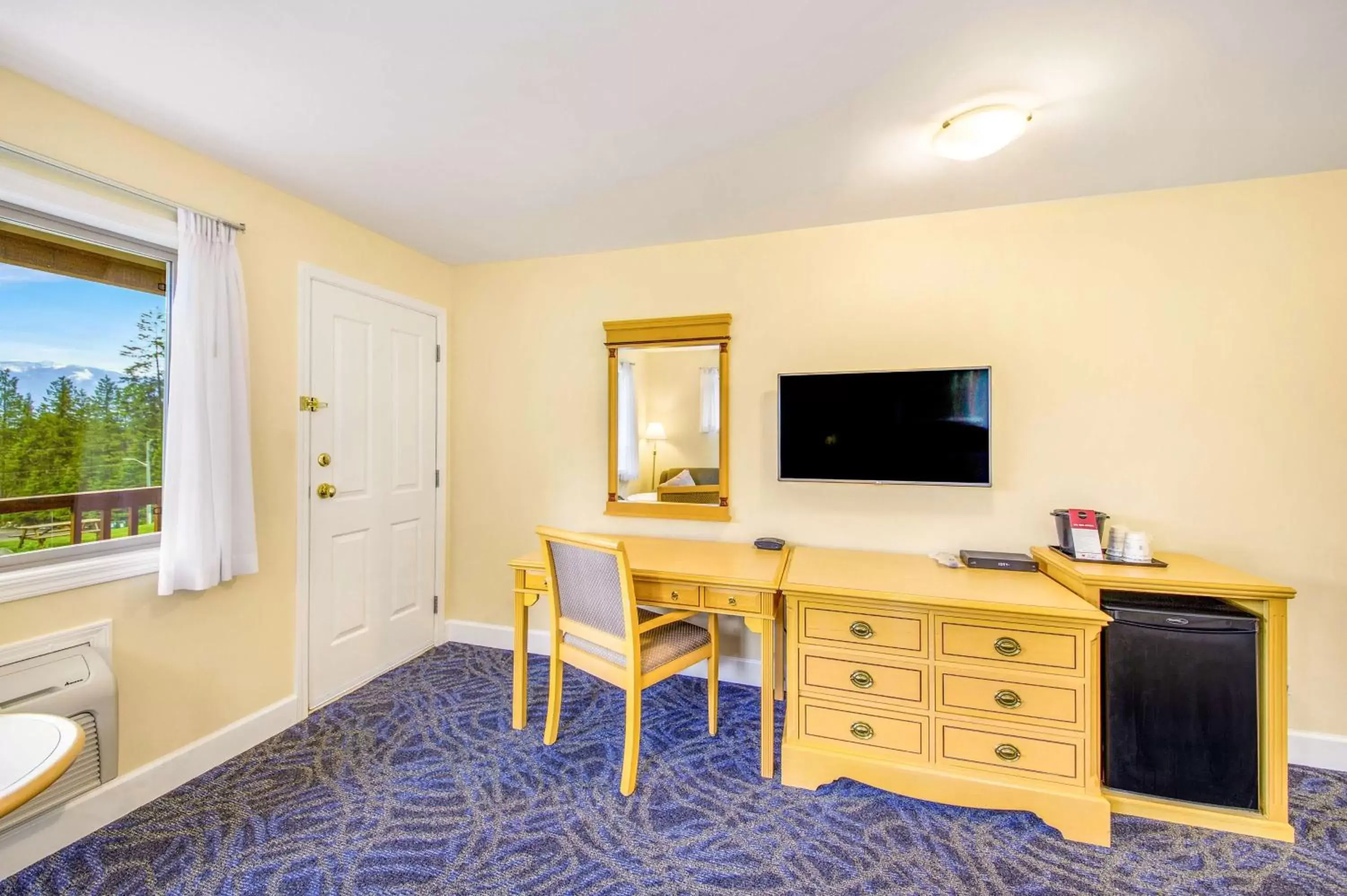 King Room with Sofa Bed in Kootenay Lakeview Resort BW Signature Collection King Room with Sofa Bed in Kootenay Lakeview Resort BW Signature Collection