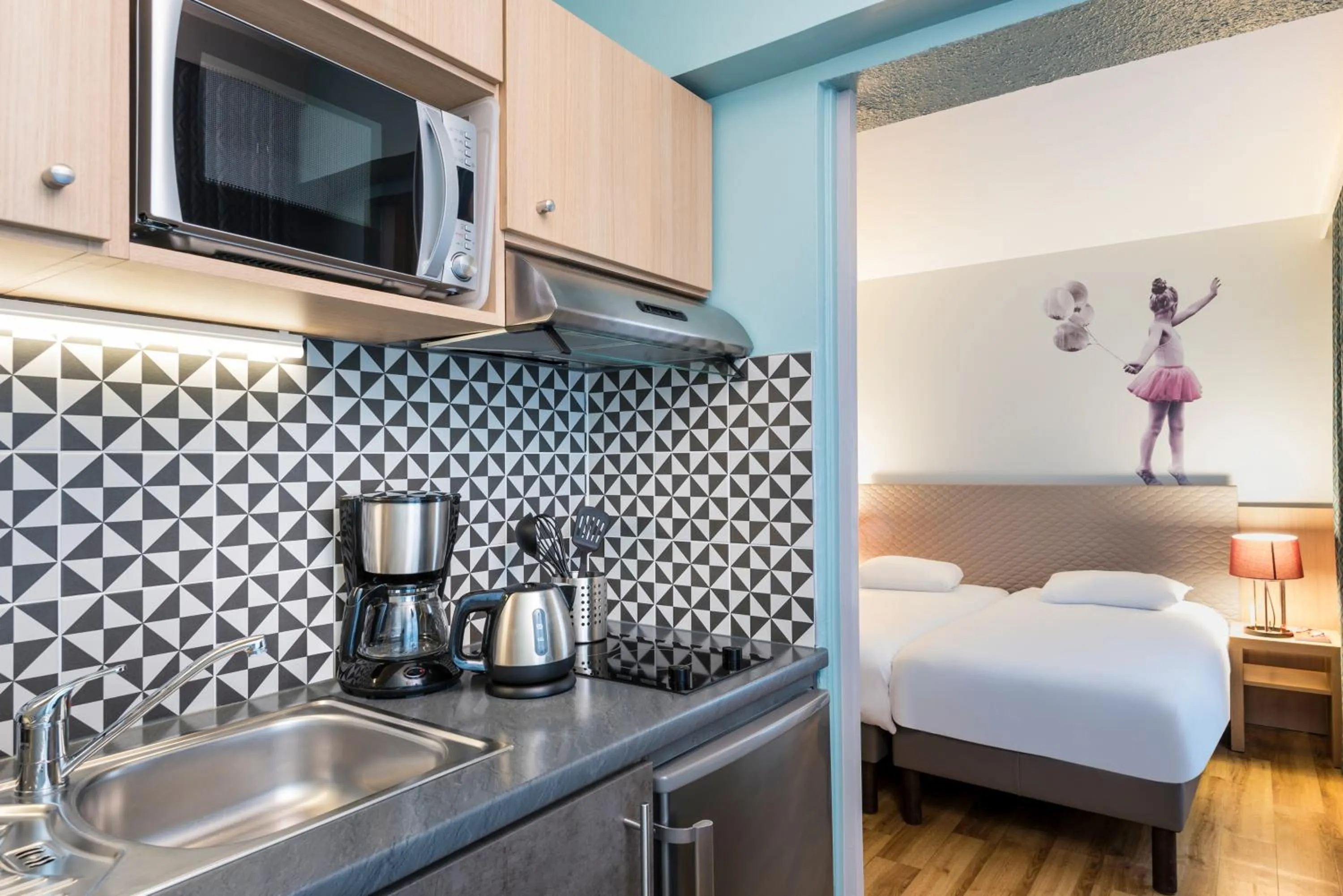 Kitchen or kitchenette, Bed in Aparthotel Adagio Paris Montmartre