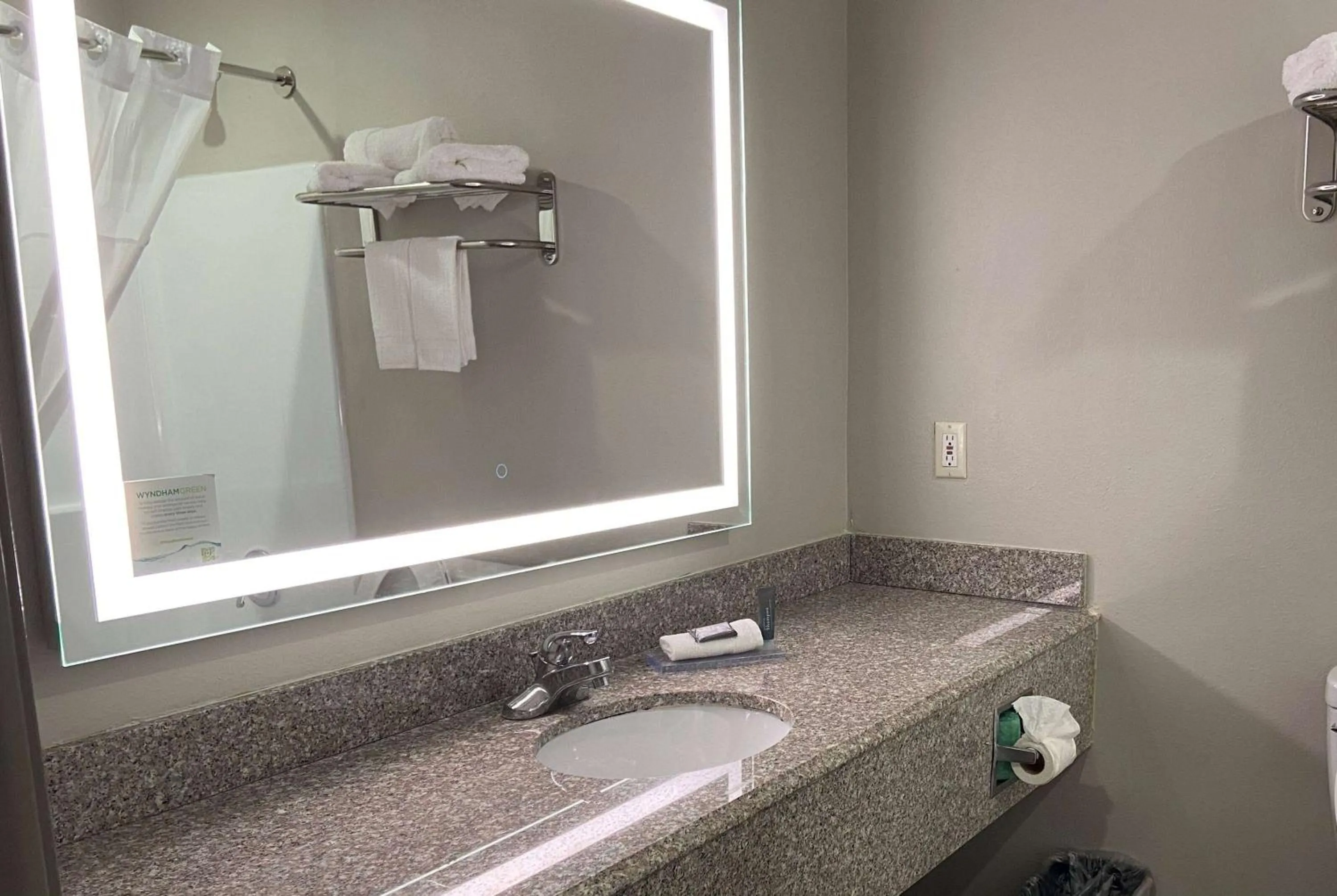 TV and multimedia in Days Inn & Suites by Wyndham Tahlequah