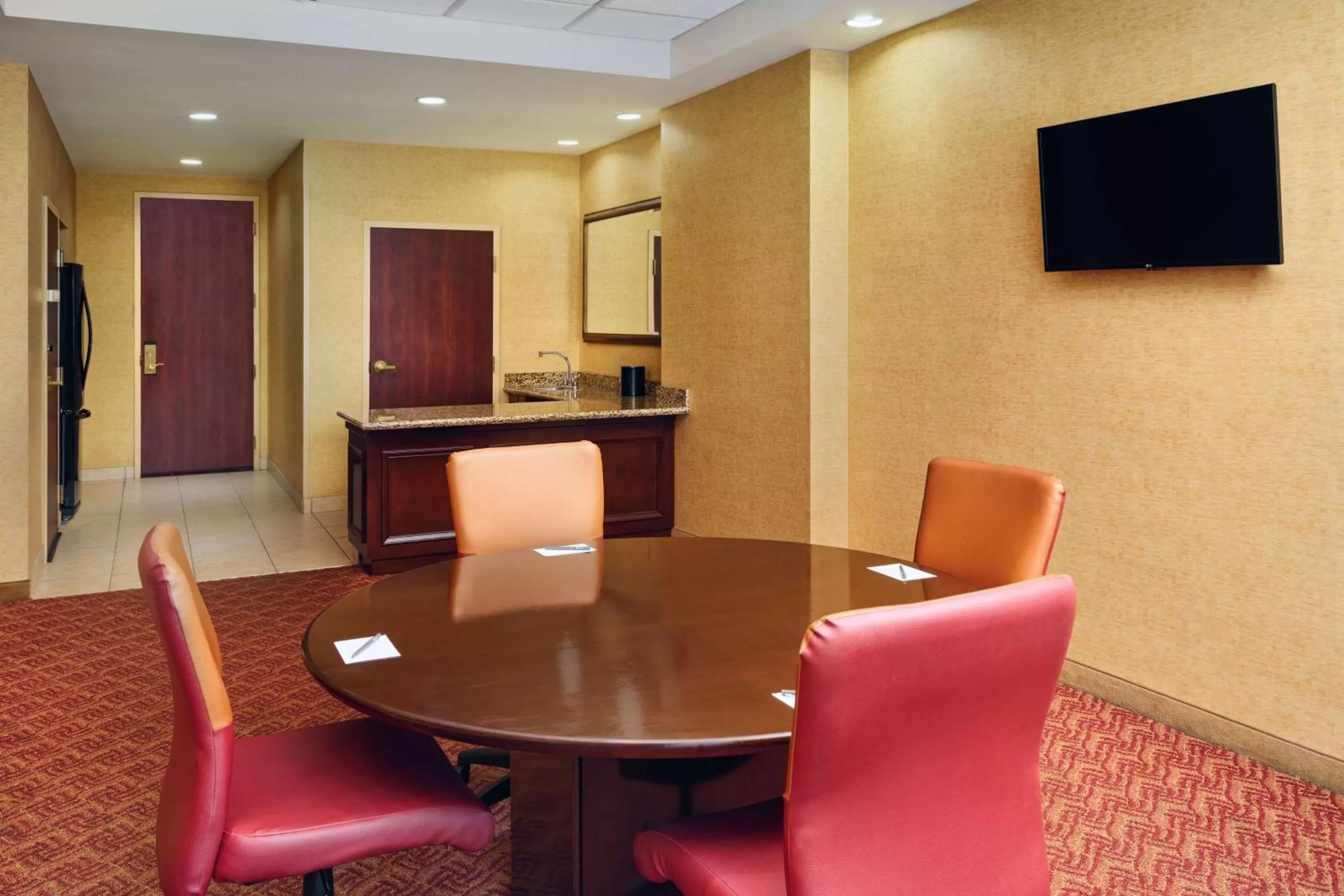 Living room in Embassy Suites by Hilton Charlotte Concord Golf Resort & Spa