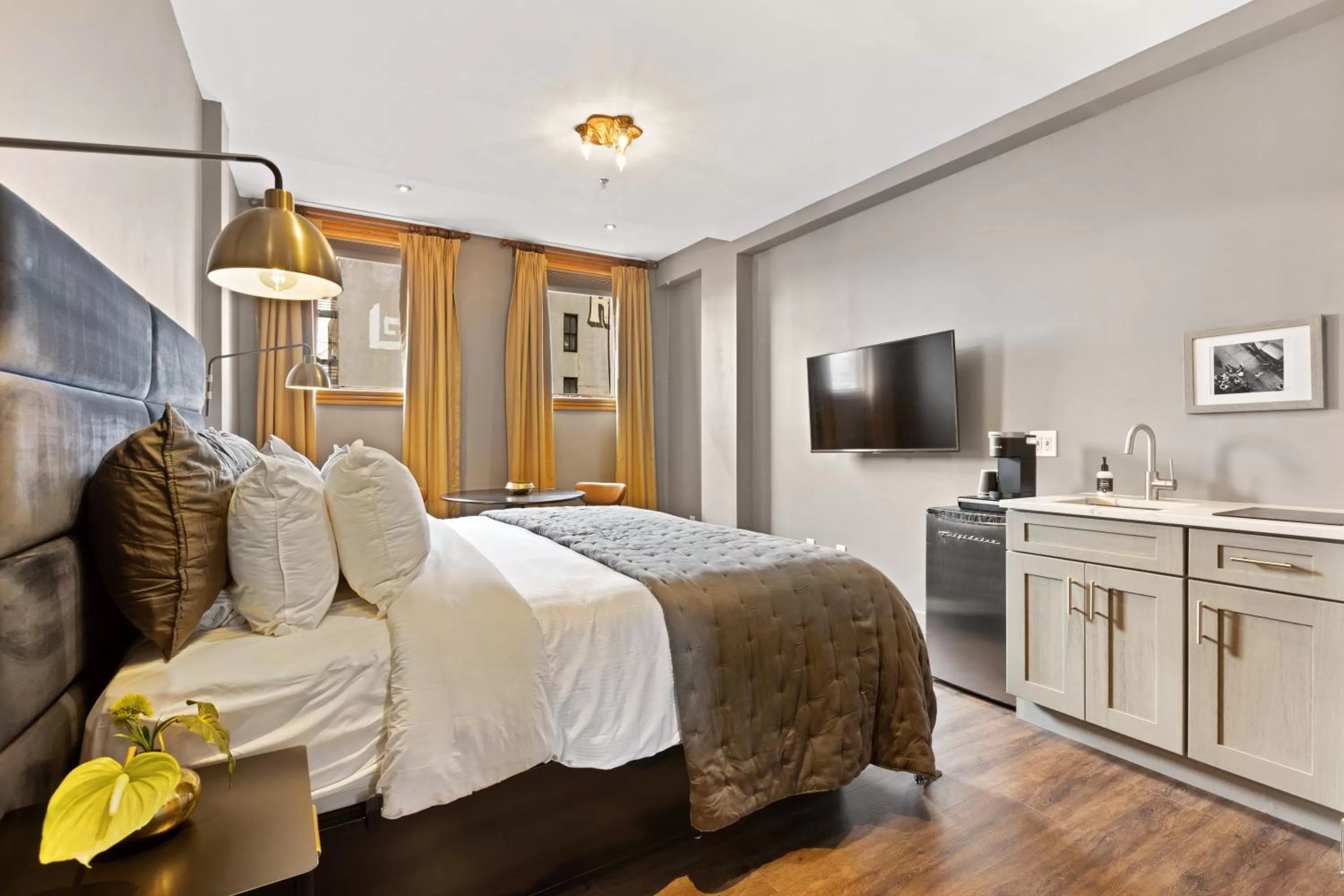 Photo of the whole room, Bed in The Historic Blue Moon Hotel - NYC