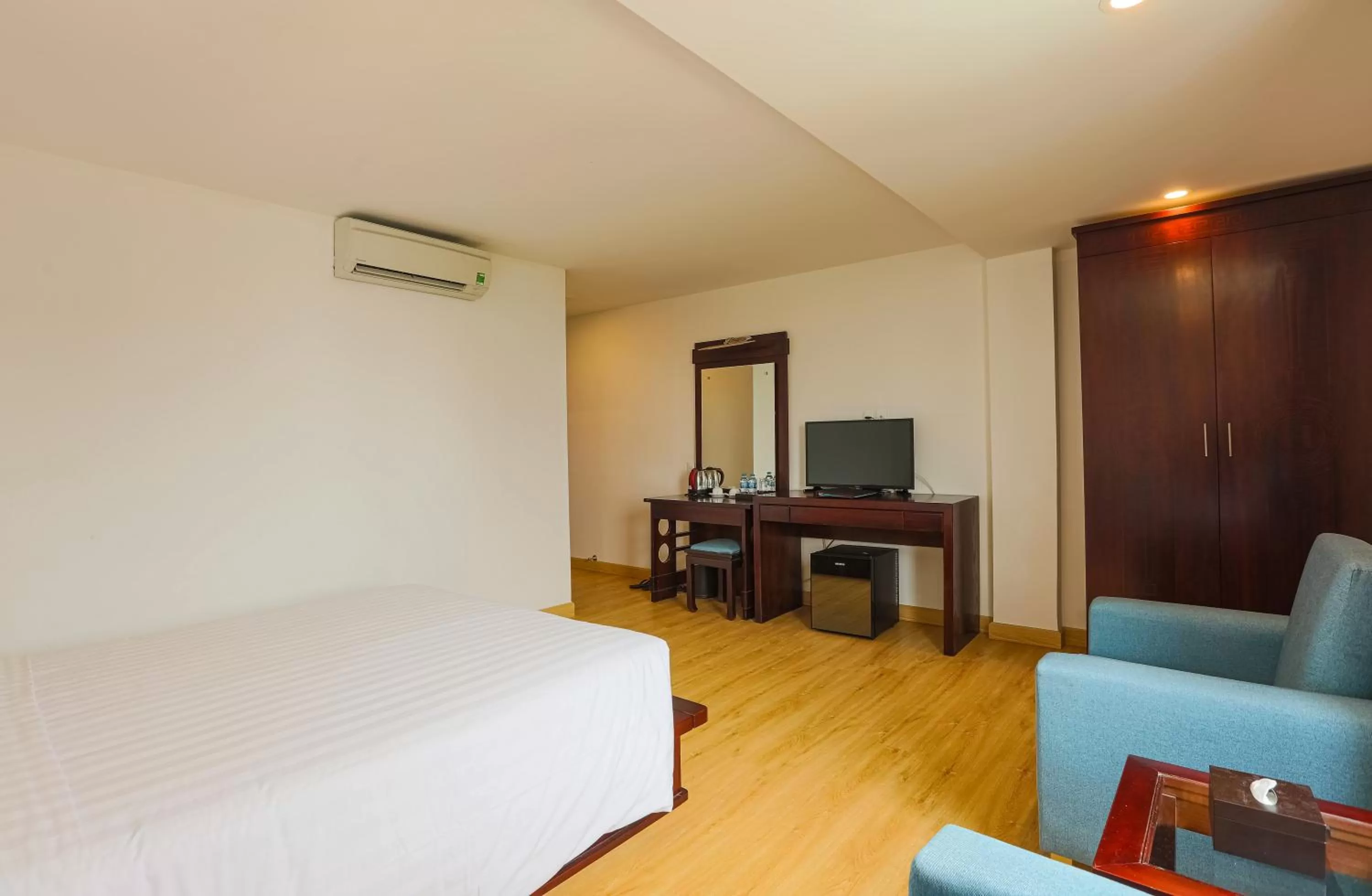 Photo of the whole room, Bed in ALUNA Ben Thanh Hotel