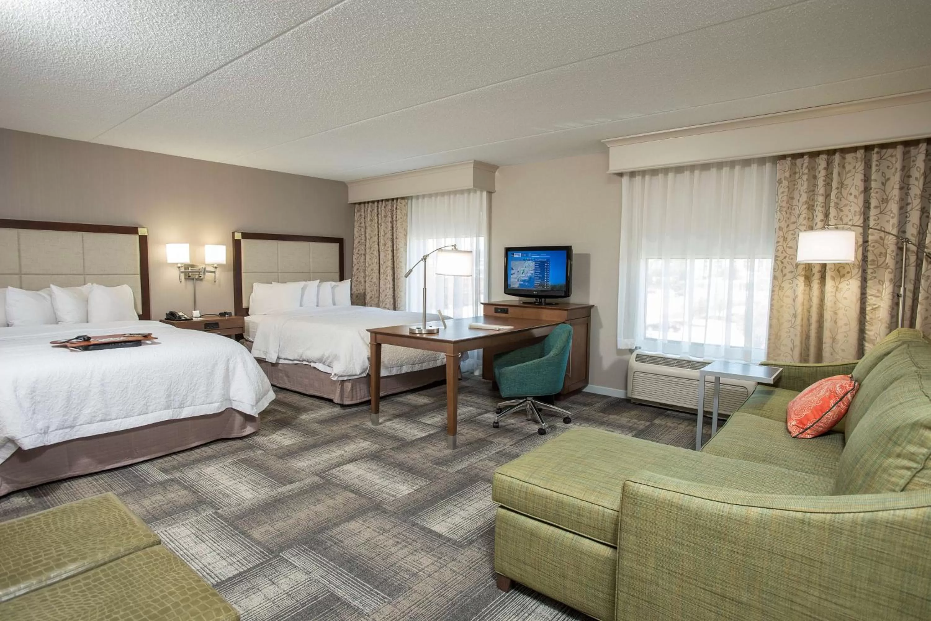 Bedroom, Bed in Hampton Inn & Suites Cincinnati-Union Centre