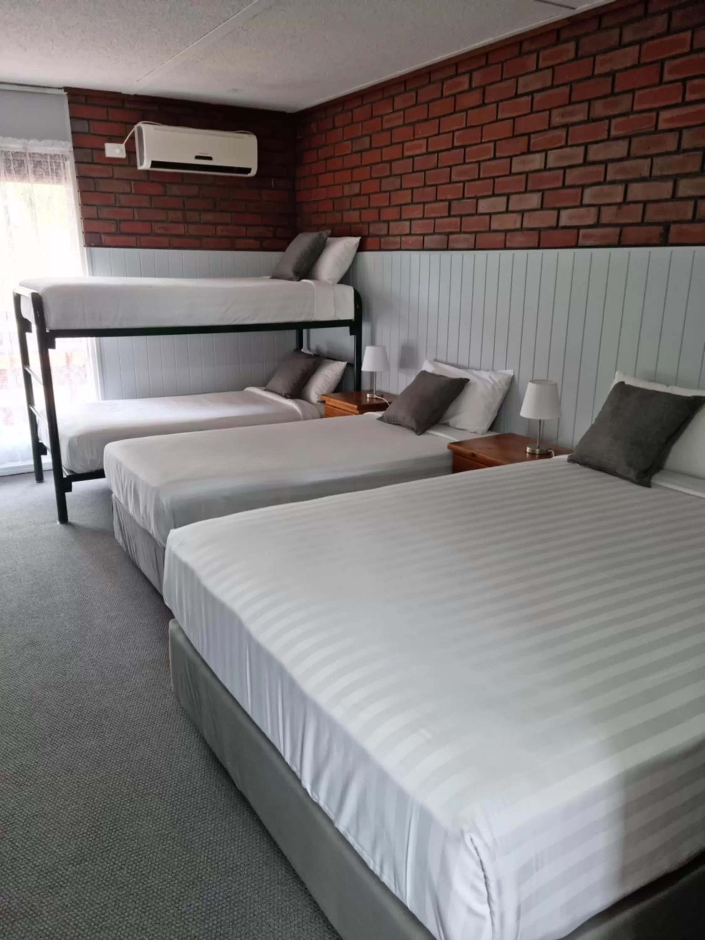 Bed in Mid City Plantation Motel