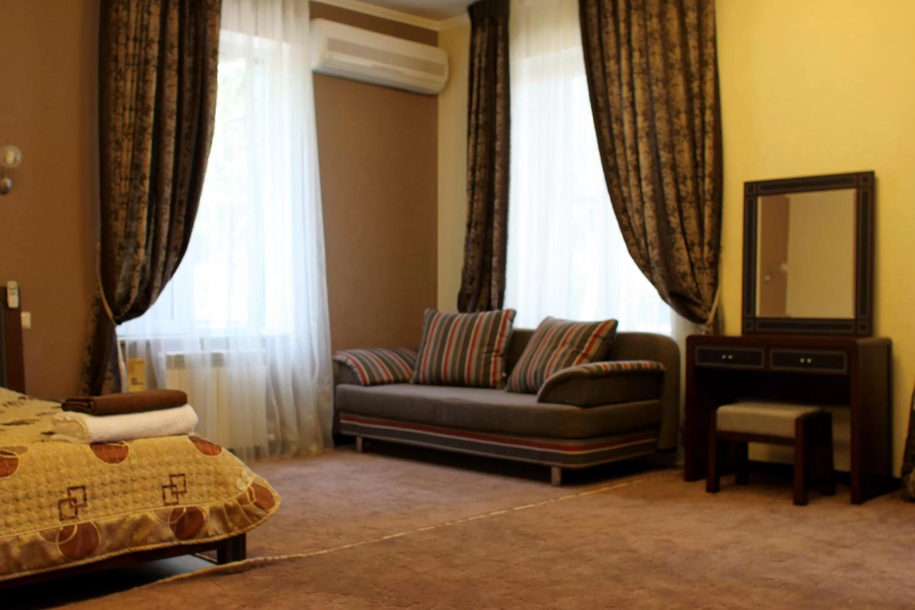 Photo of the whole room, Seating Area in Totem Hotel