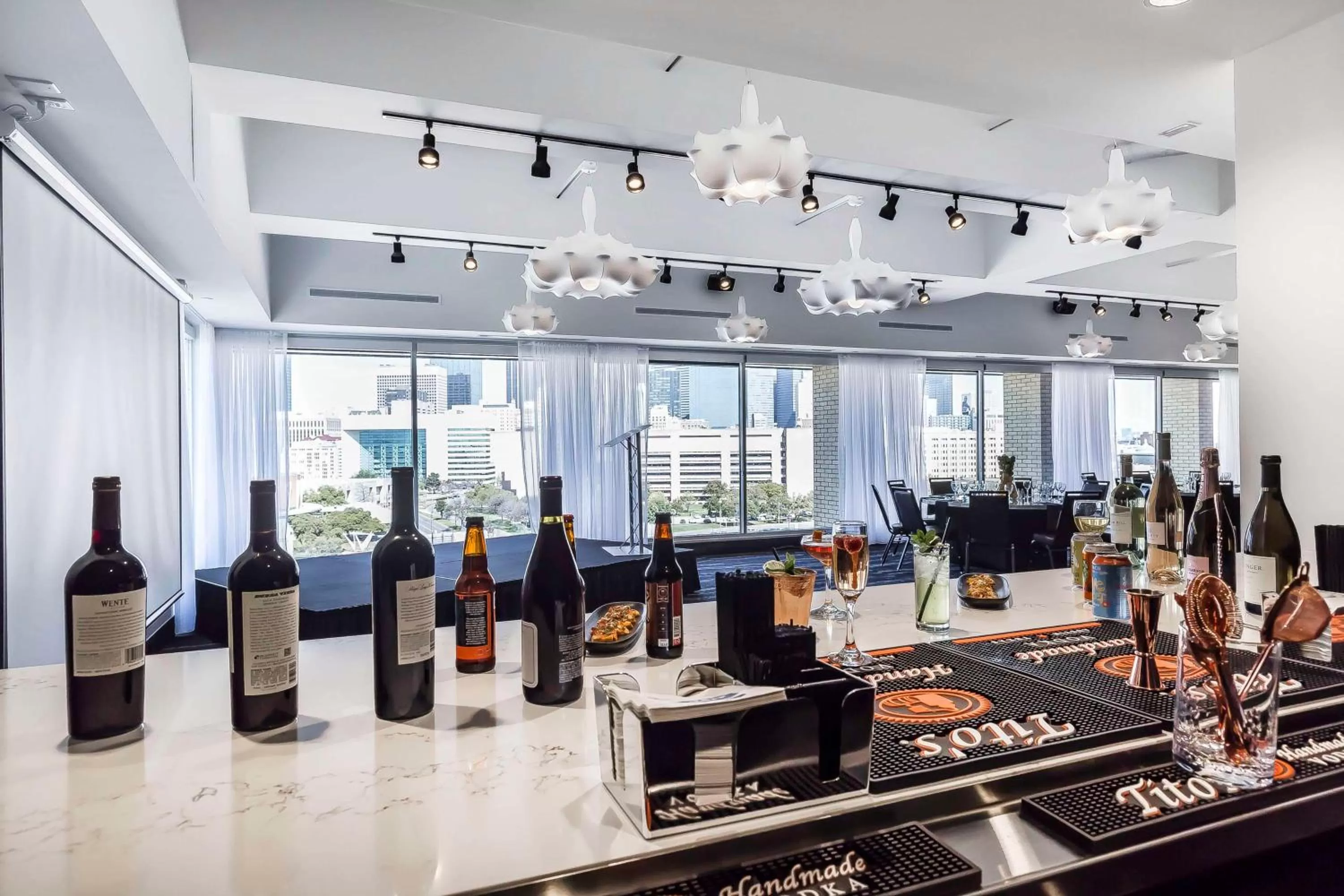 Lounge or bar in Lorenzo Hotel Dallas, Tapestry Collection by Hilton