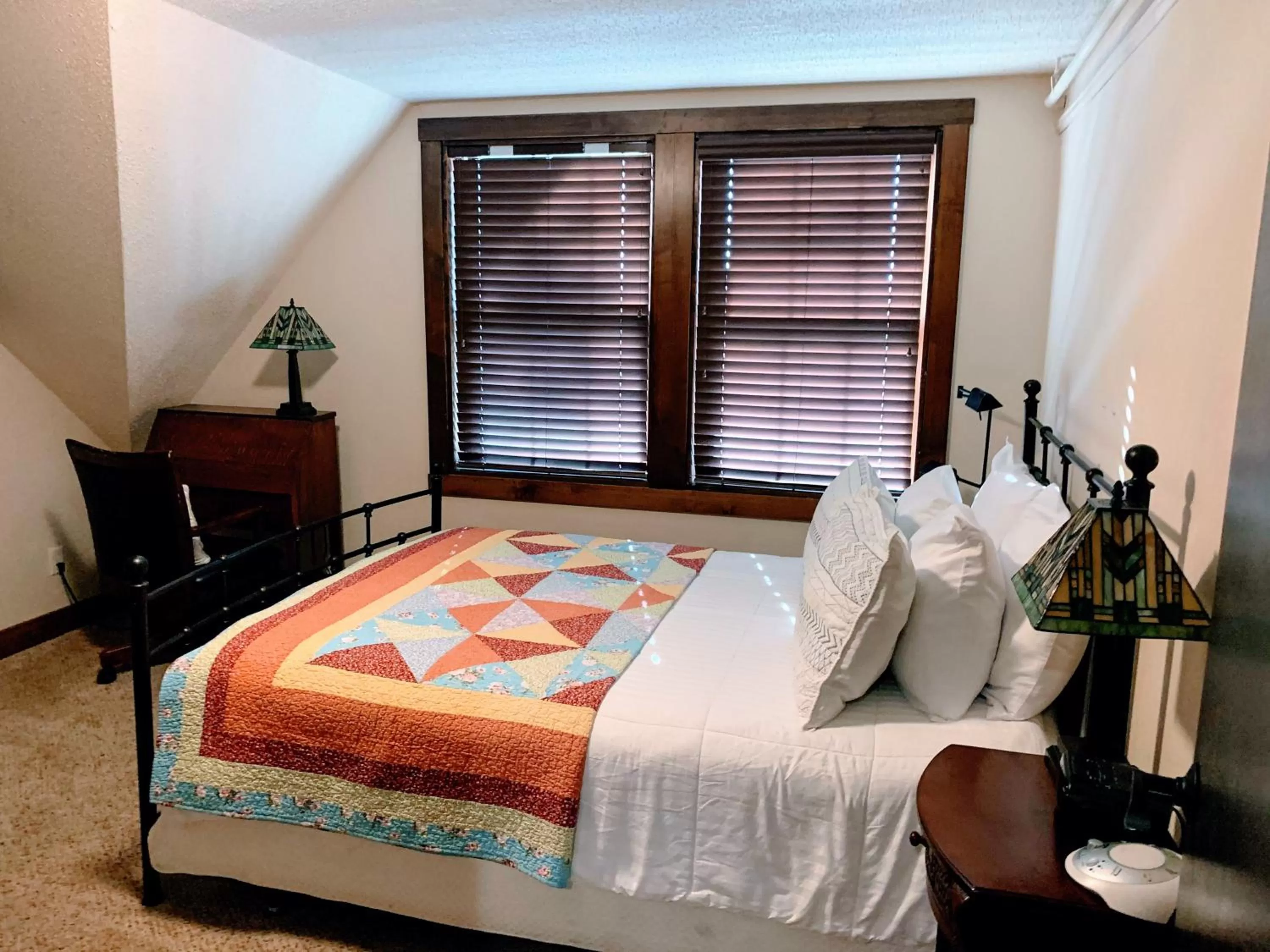 Bed in Iowa House Historic Inn