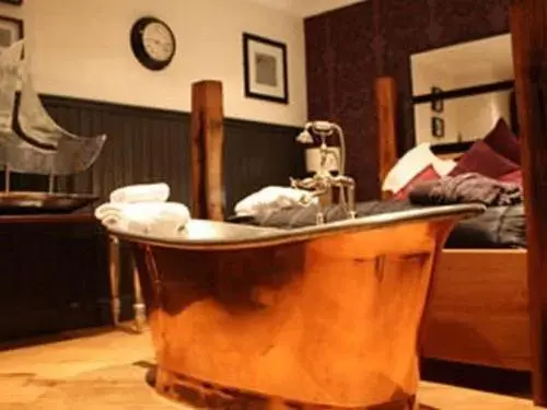 Deluxe King Room - single occupancy in The Sun Inn Deluxe King Room - single occupancy in The Sun Inn