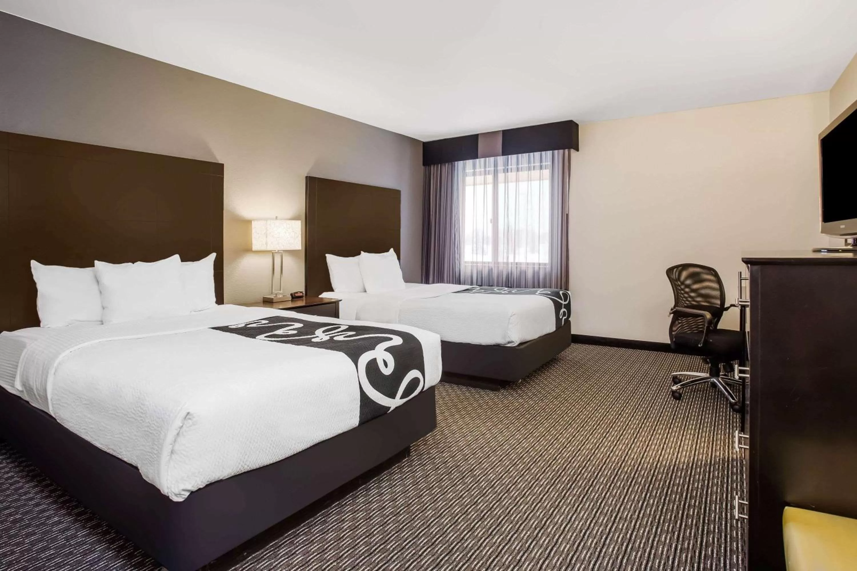 Photo of the whole room, Bed in La Quinta Inn by Wyndham Oshkosh