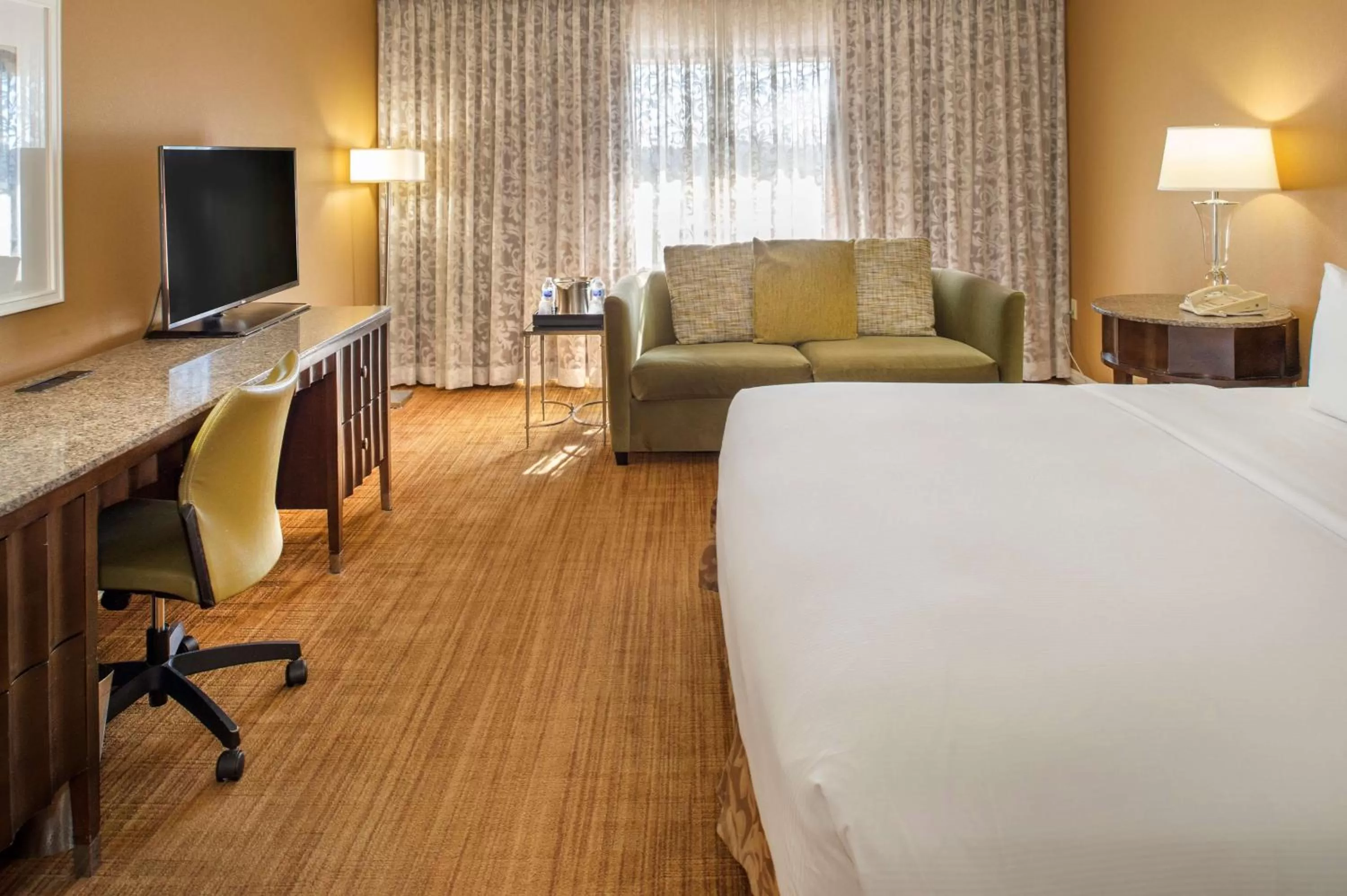 Bedroom, Bed in Hilton St. Louis Airport