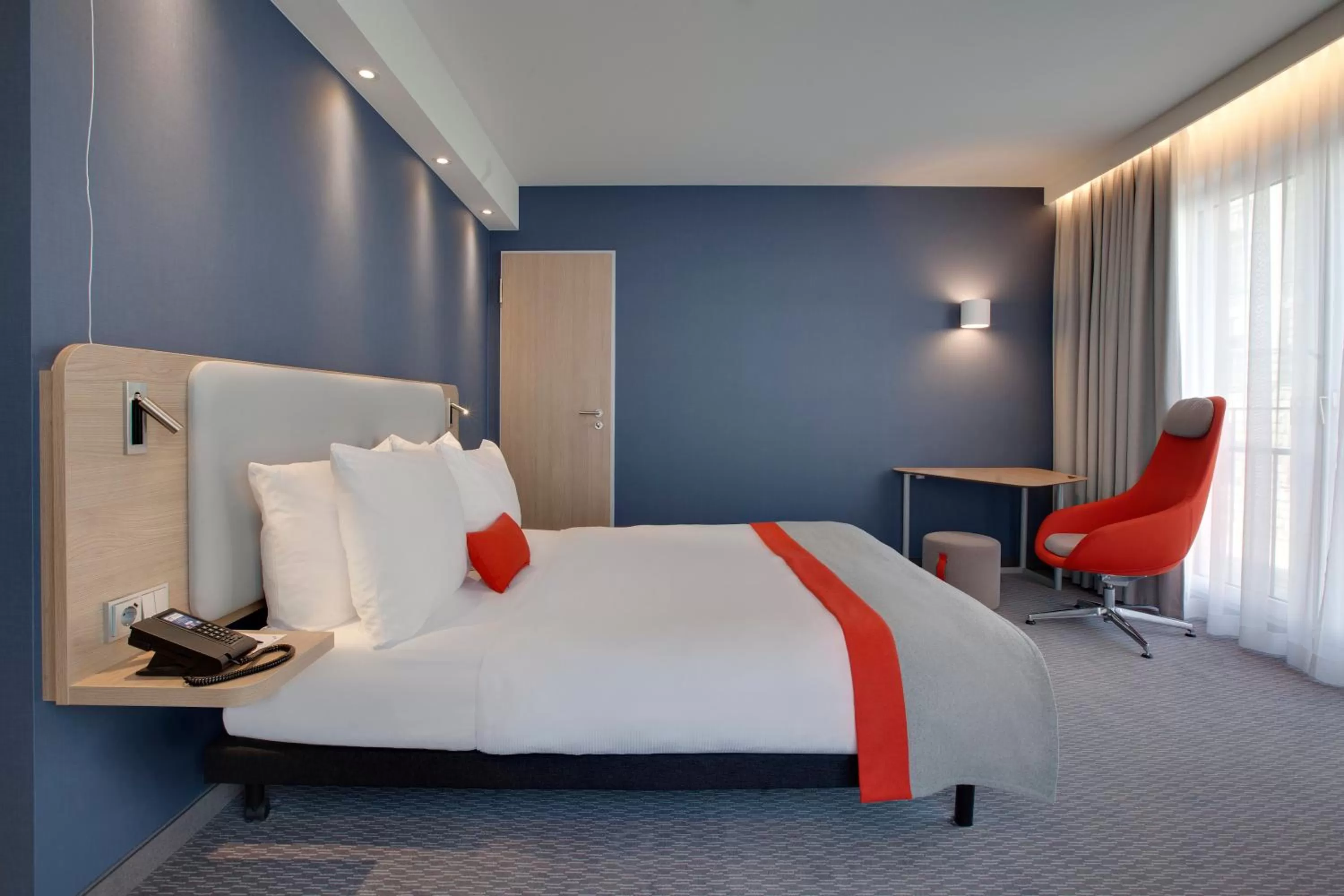Photo of the whole room, Bed in Holiday Inn Express - Berlin - Alexanderplatz by IHG