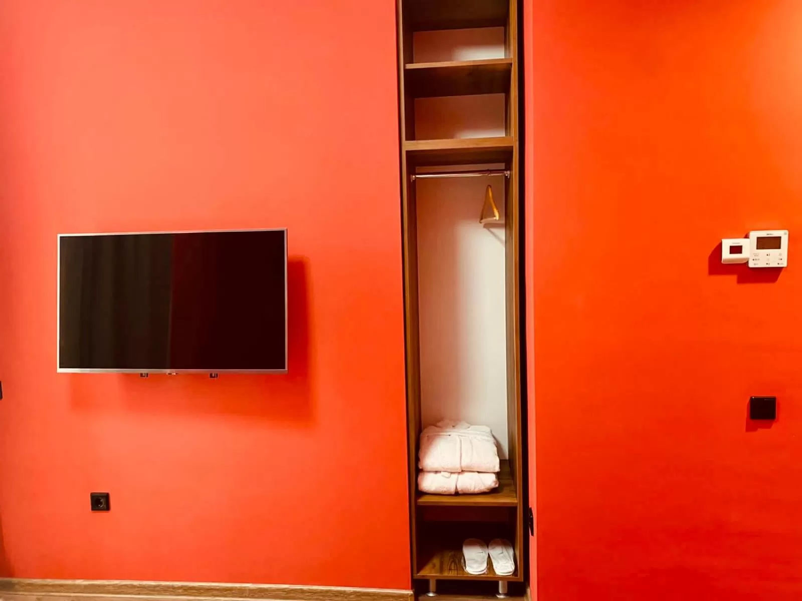 TV and multimedia, TV/Entertainment Center in Hotel Linge