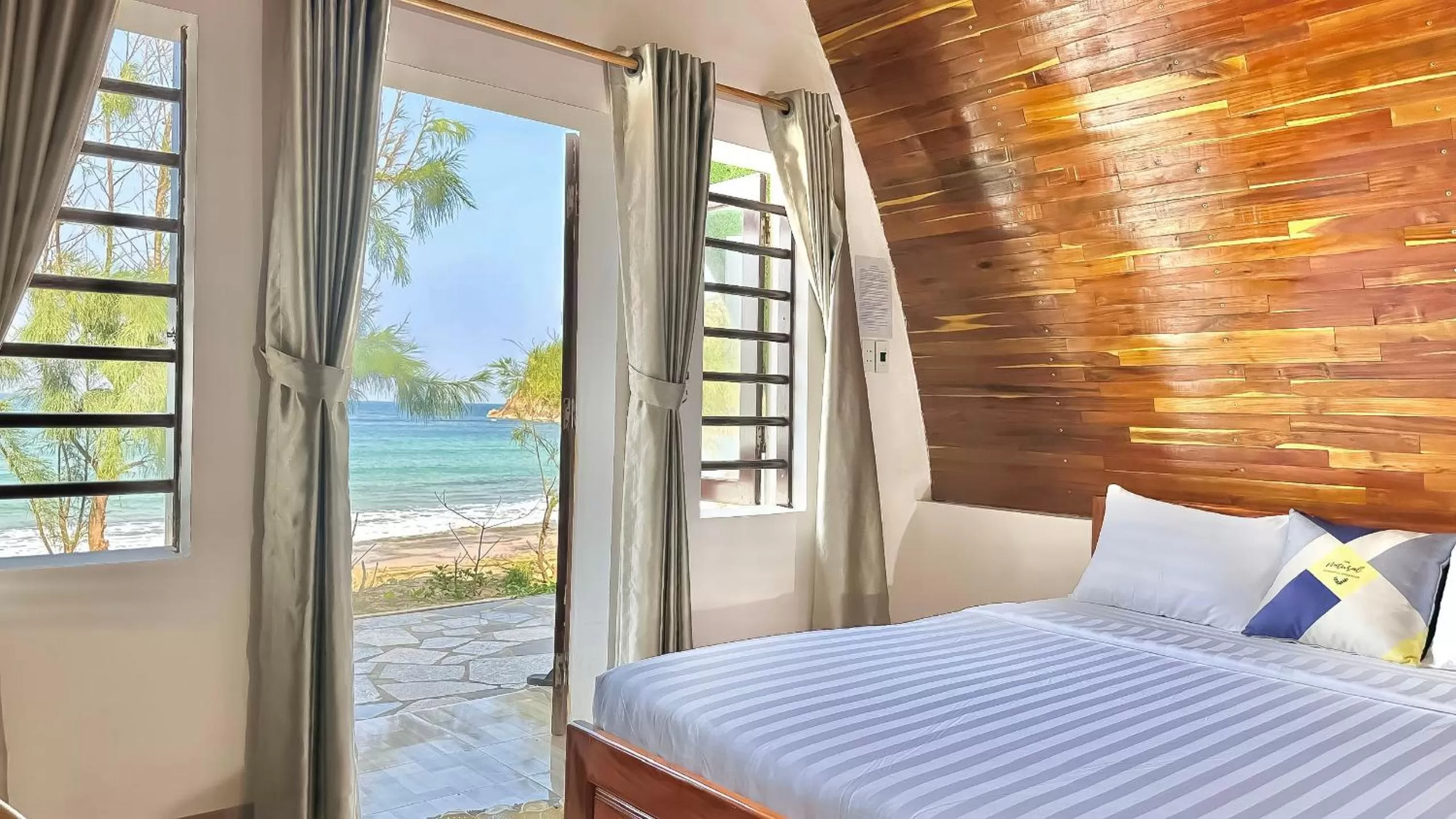 Sea view, Bed in Hoa Loi resort, Song Cau-Phu Yen