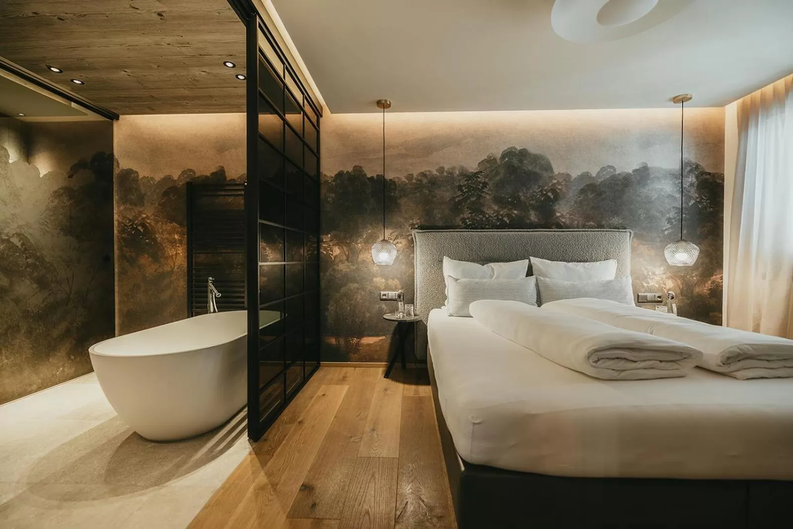 Shower, Bed in The Black Eagle Luxury Appartements