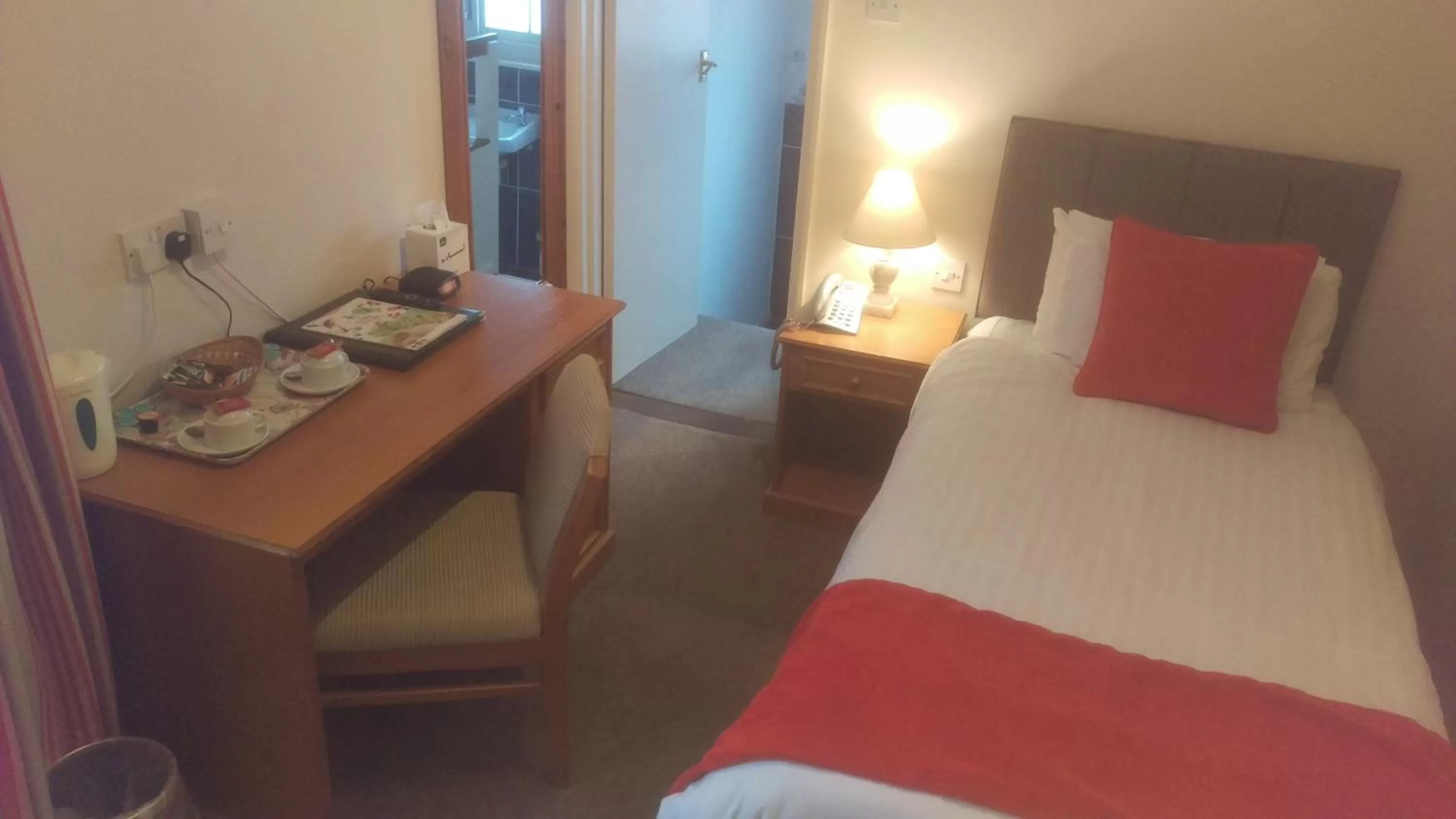 Coffee/tea facilities, Bed in Best Western Brook Hotel