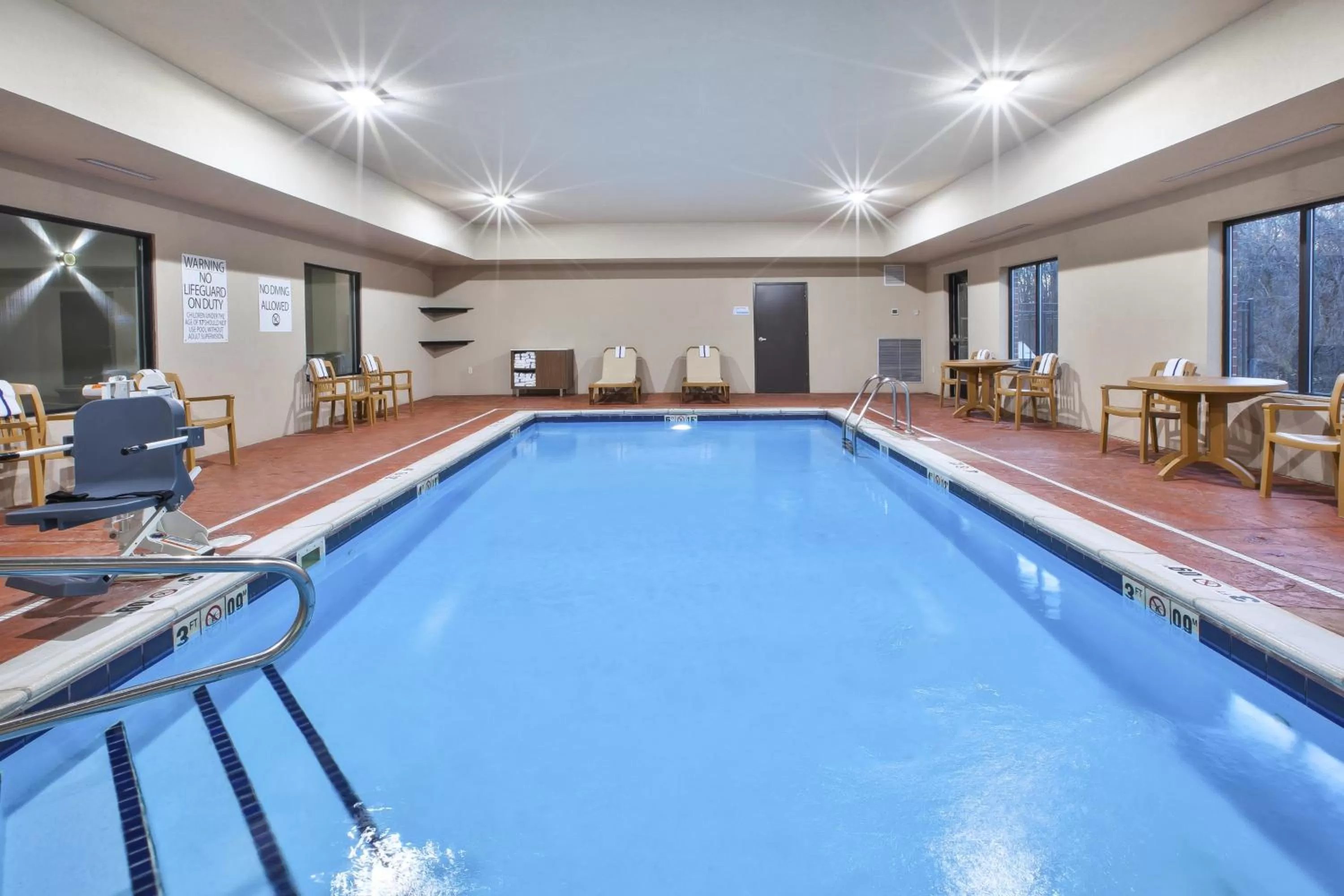 Swimming pool in Holiday Inn Express Niles by IHG