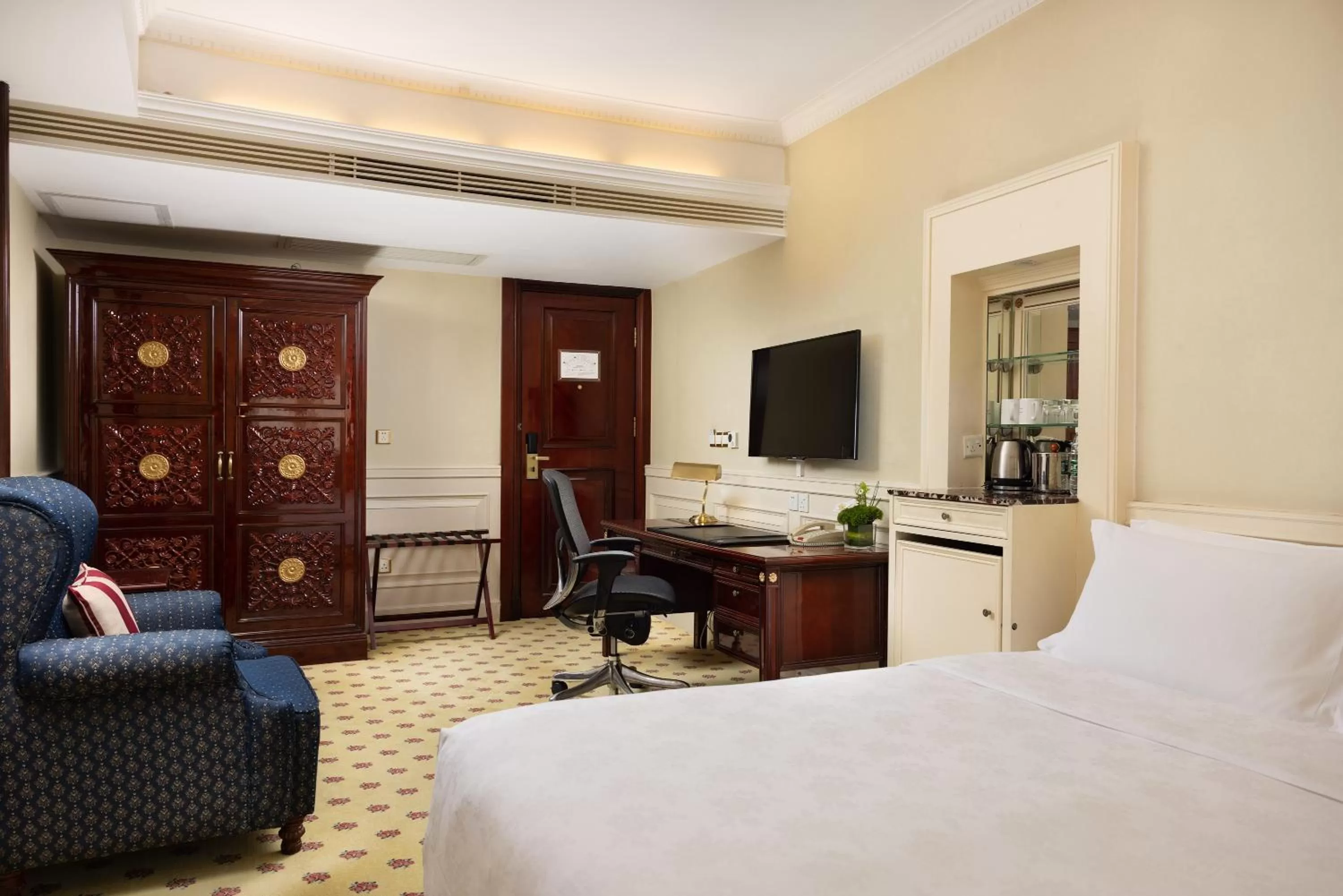 Photo of the whole room, TV/Entertainment Center in Crowne Plaza Hotel & Suites Landmark Shenzhen, an IHG Hotel - Nearby Luohu Border, Indoor heated swimming pool, Receive RMB100 SPA coupon upon check-in