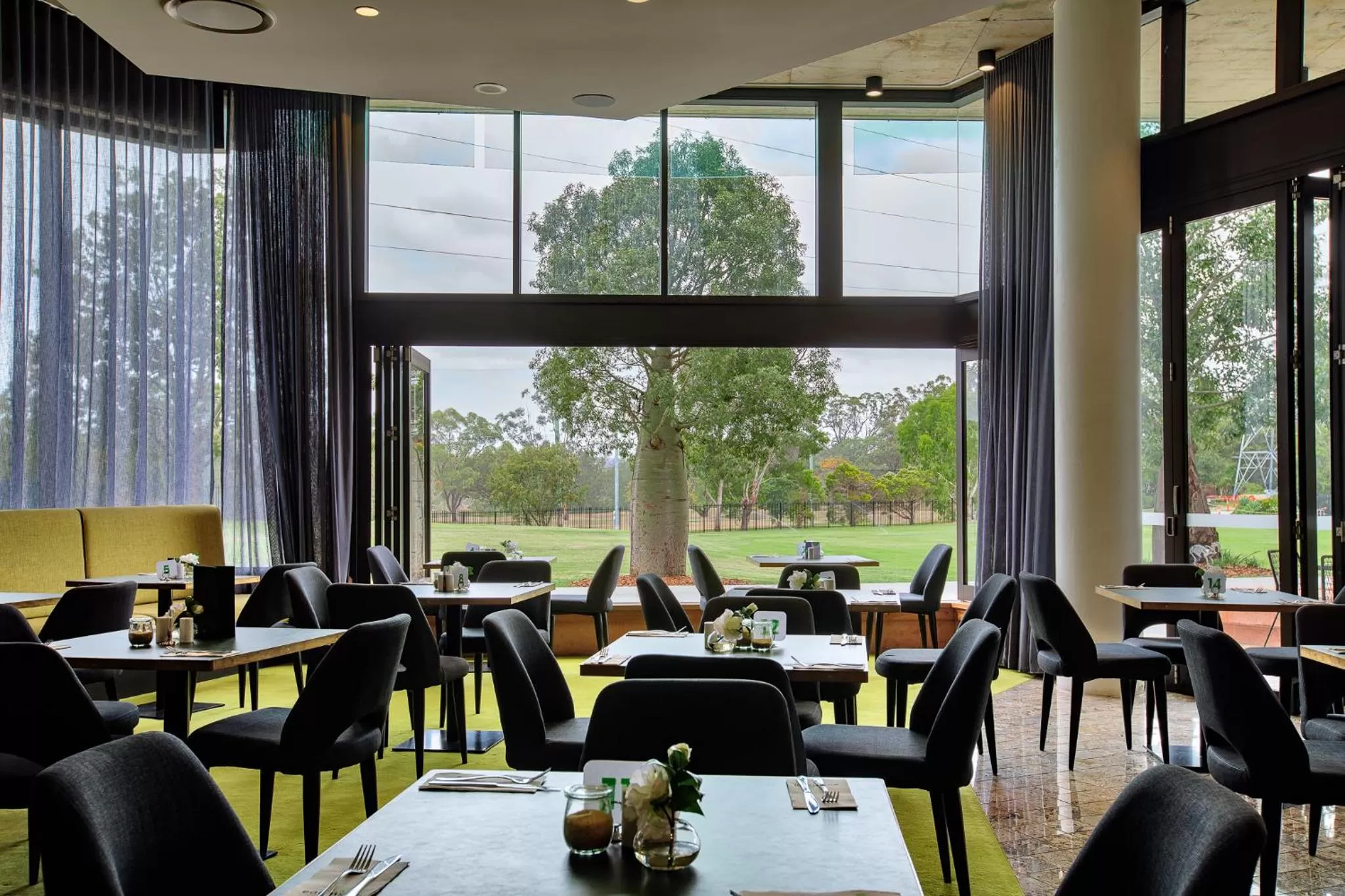 Restaurant/places to eat in Eatons Hill Hotel