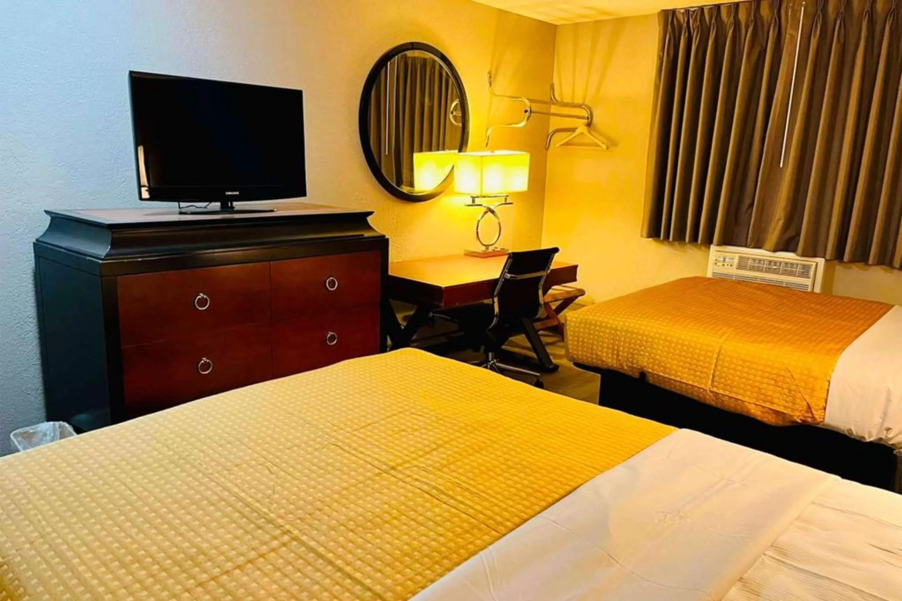 Photo of the whole room, Bed in Super 8 by Wyndham Benton Harbor St Joseph