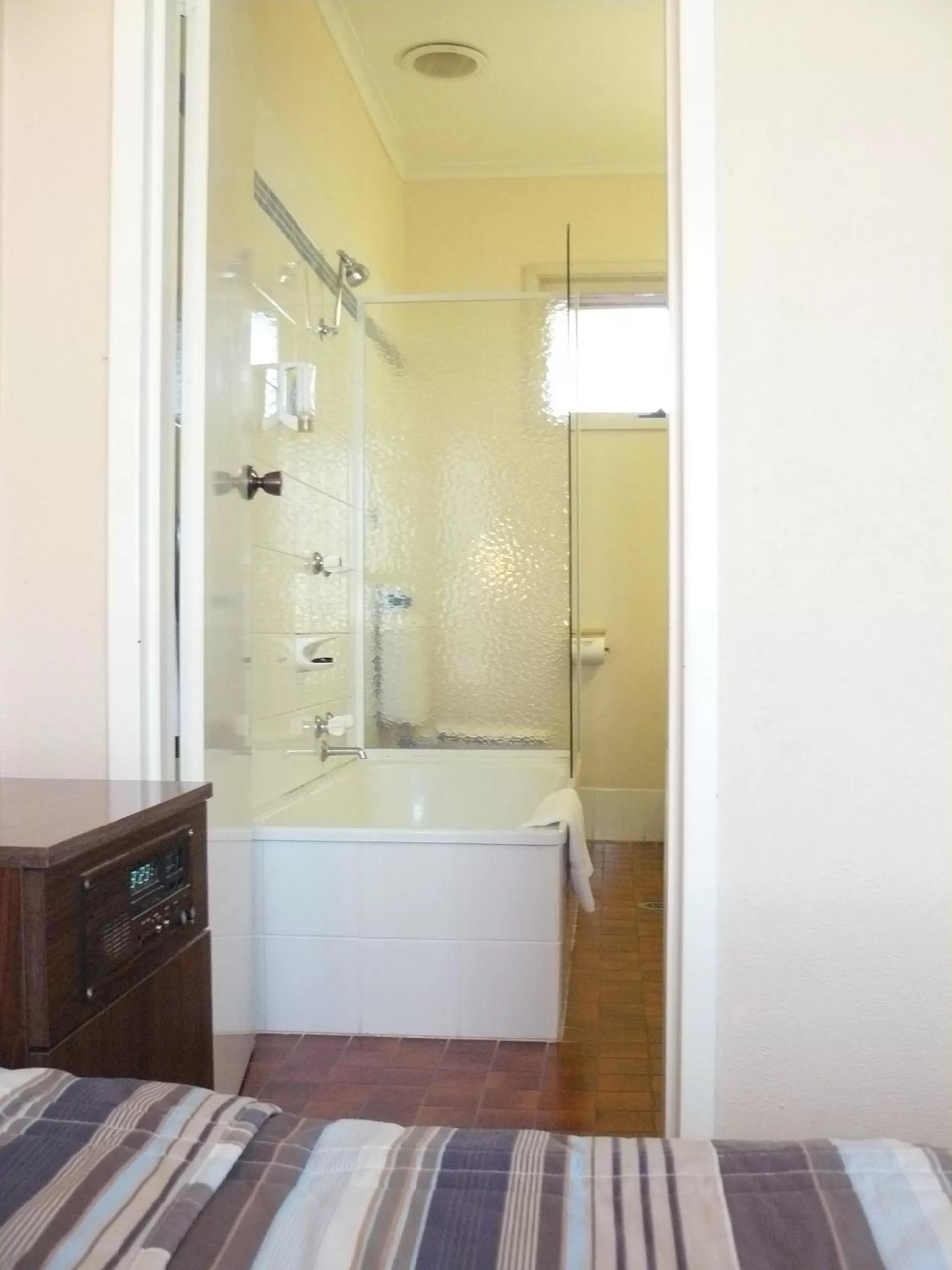 Bathroom, Bed in Australia Park Motel