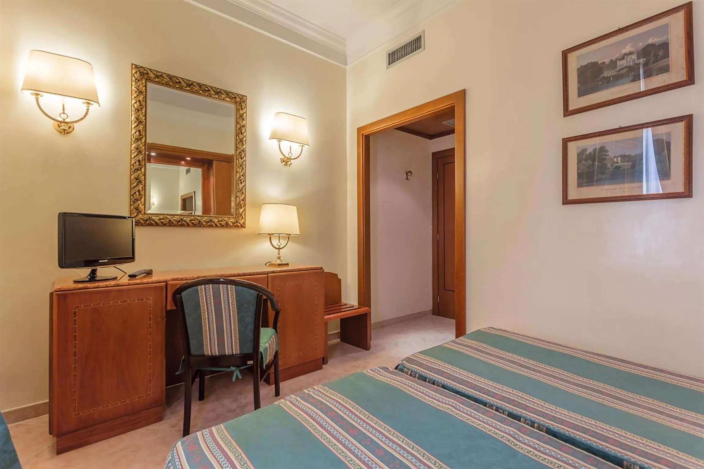 Bedroom, Bed in Raeli Hotel Luce