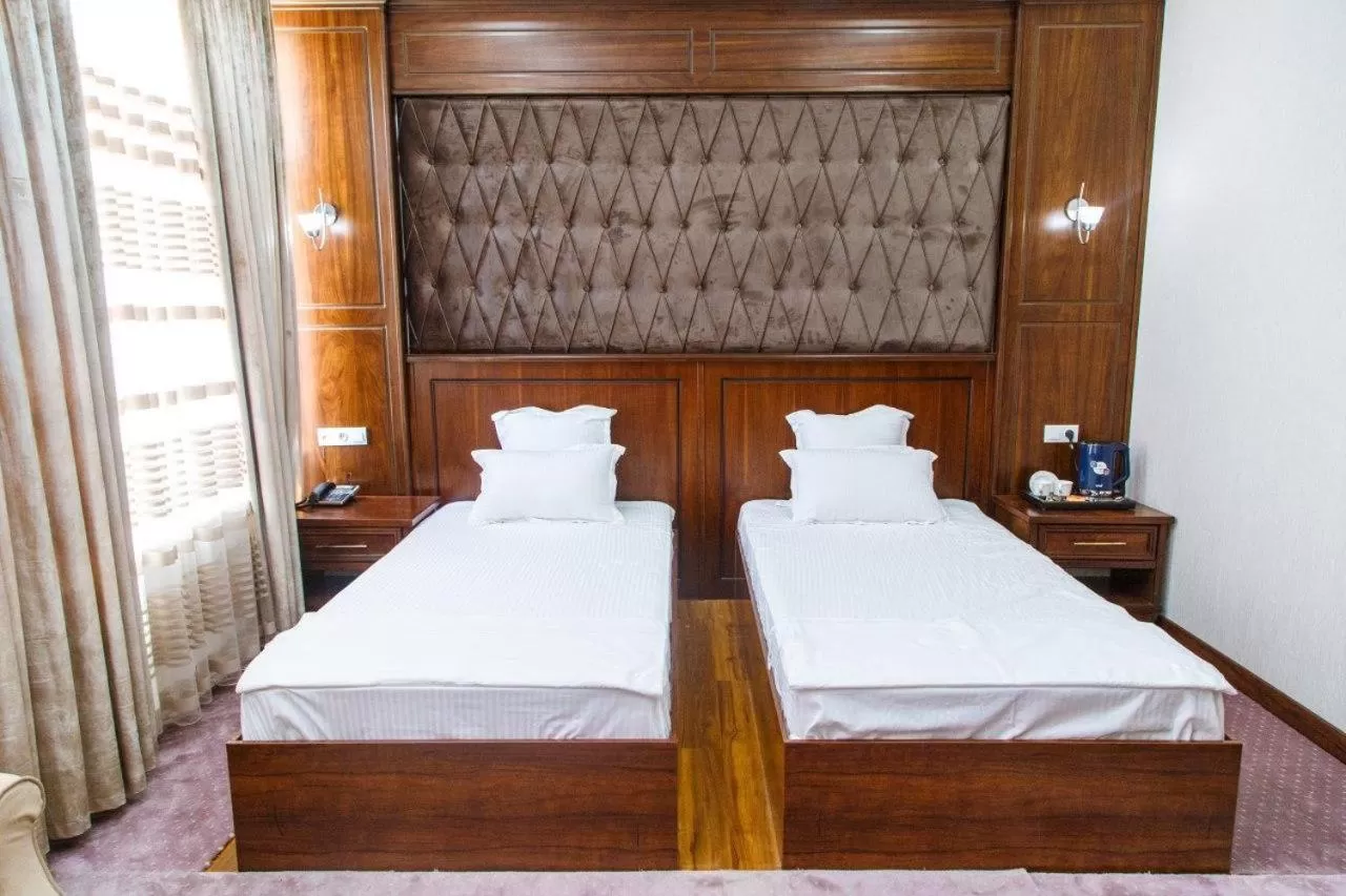 Shower in Shedevr Plaza