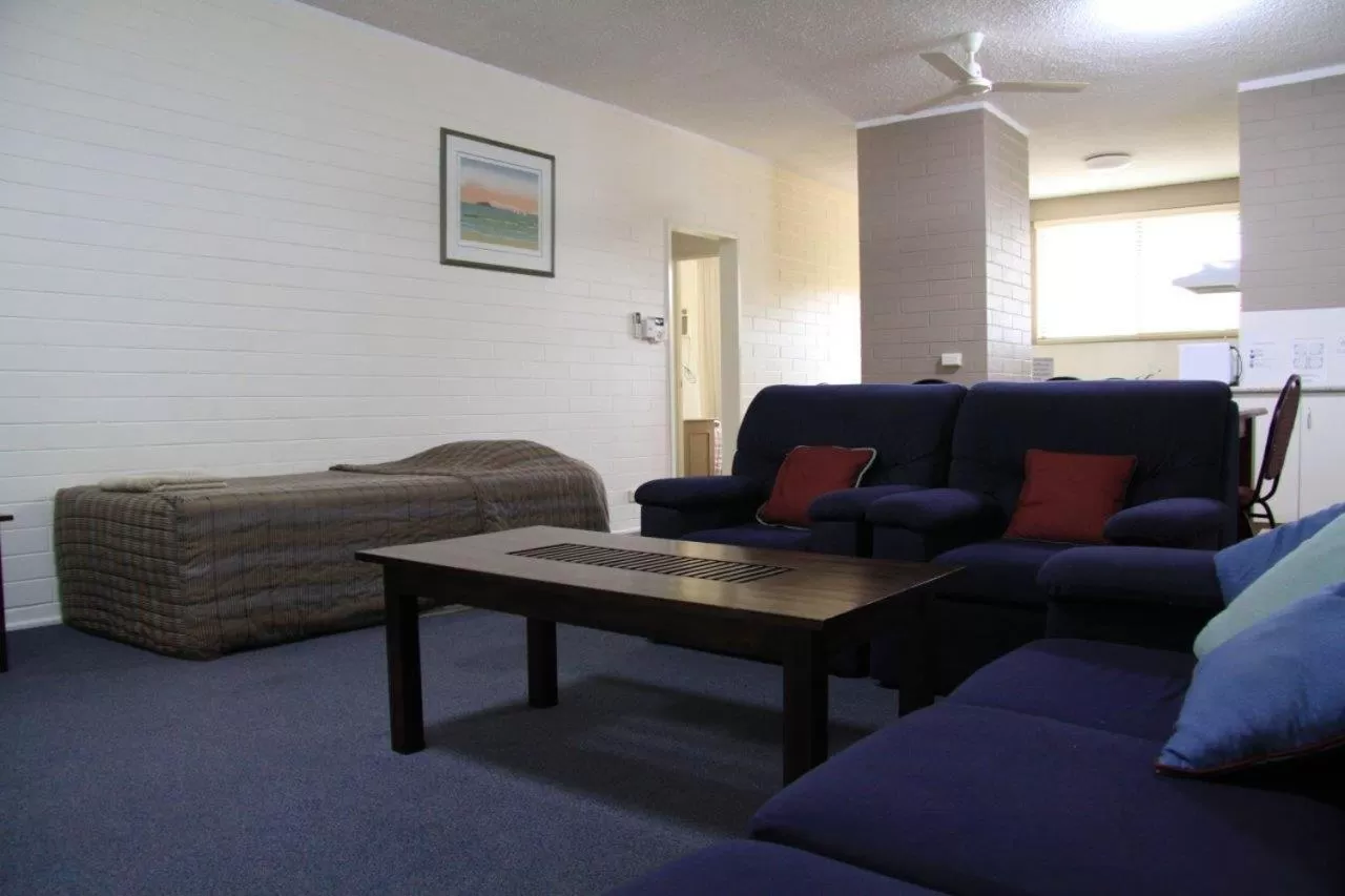 Living room, Seating Area in Emerald Gardens Motel & Apartments