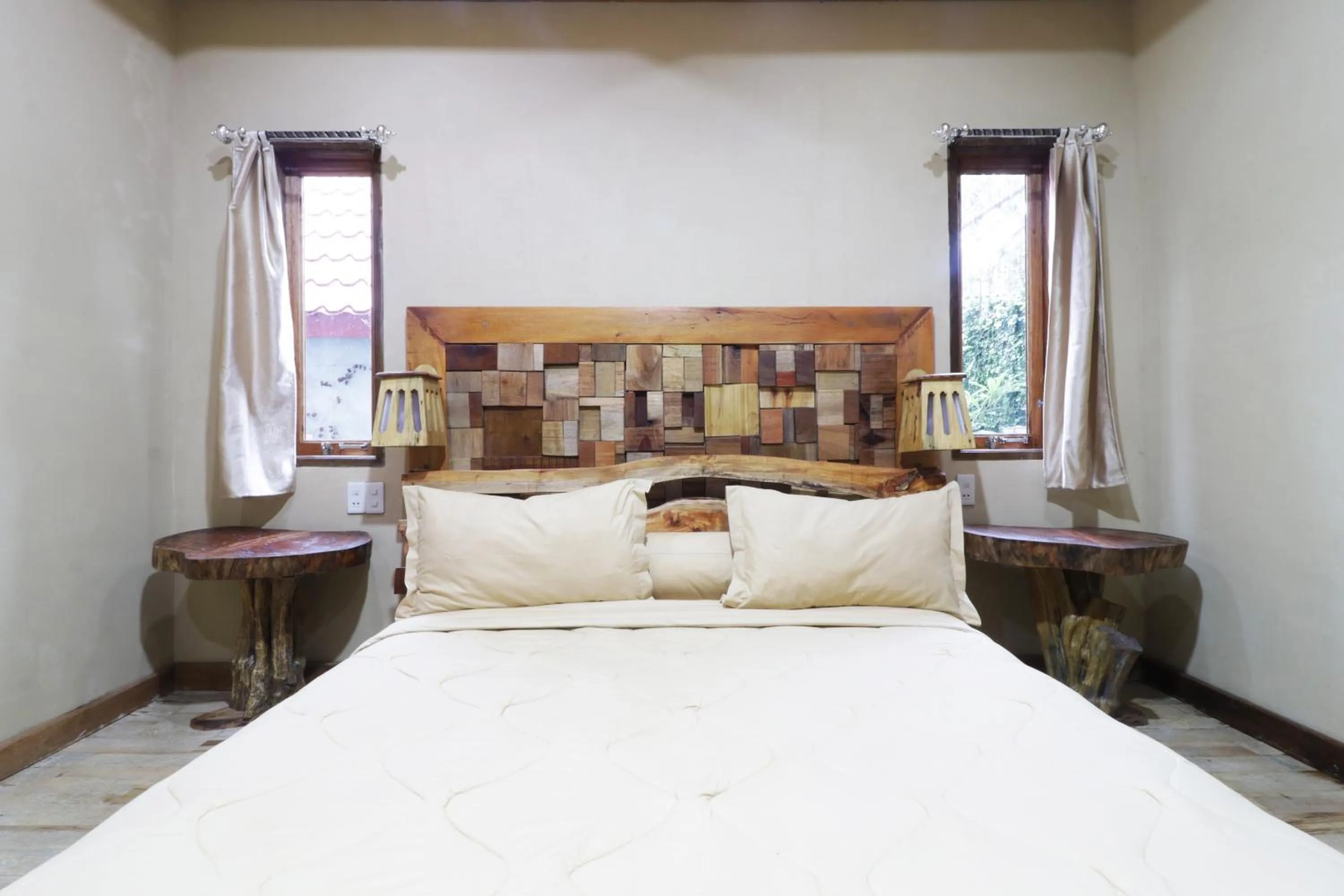 Bedroom, Bed in Alloyna Country Cottage Brastagi