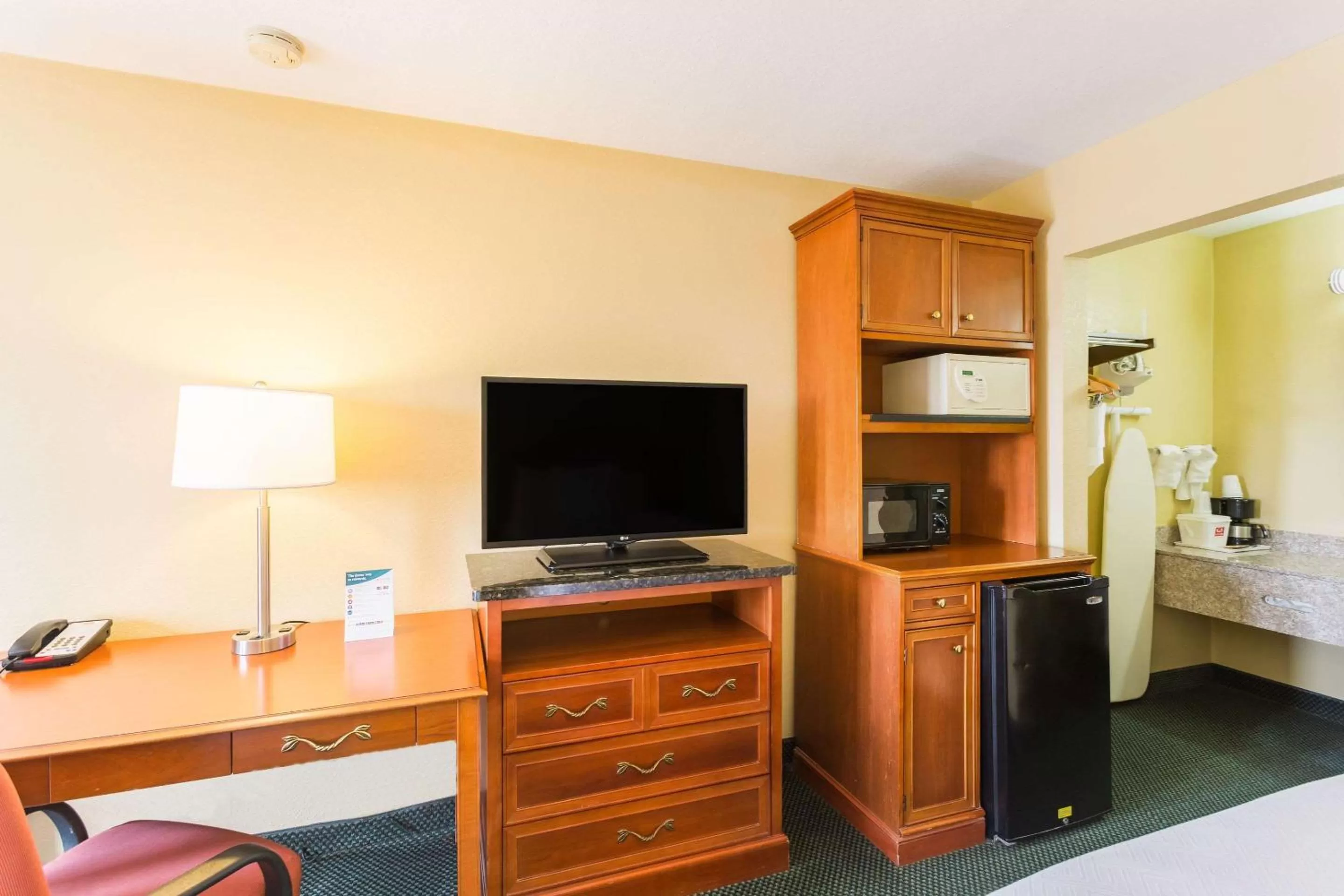 King Room - Accessible/Non-Smoking in Econo Lodge White Pine Morristown I-81 & I-40 Split