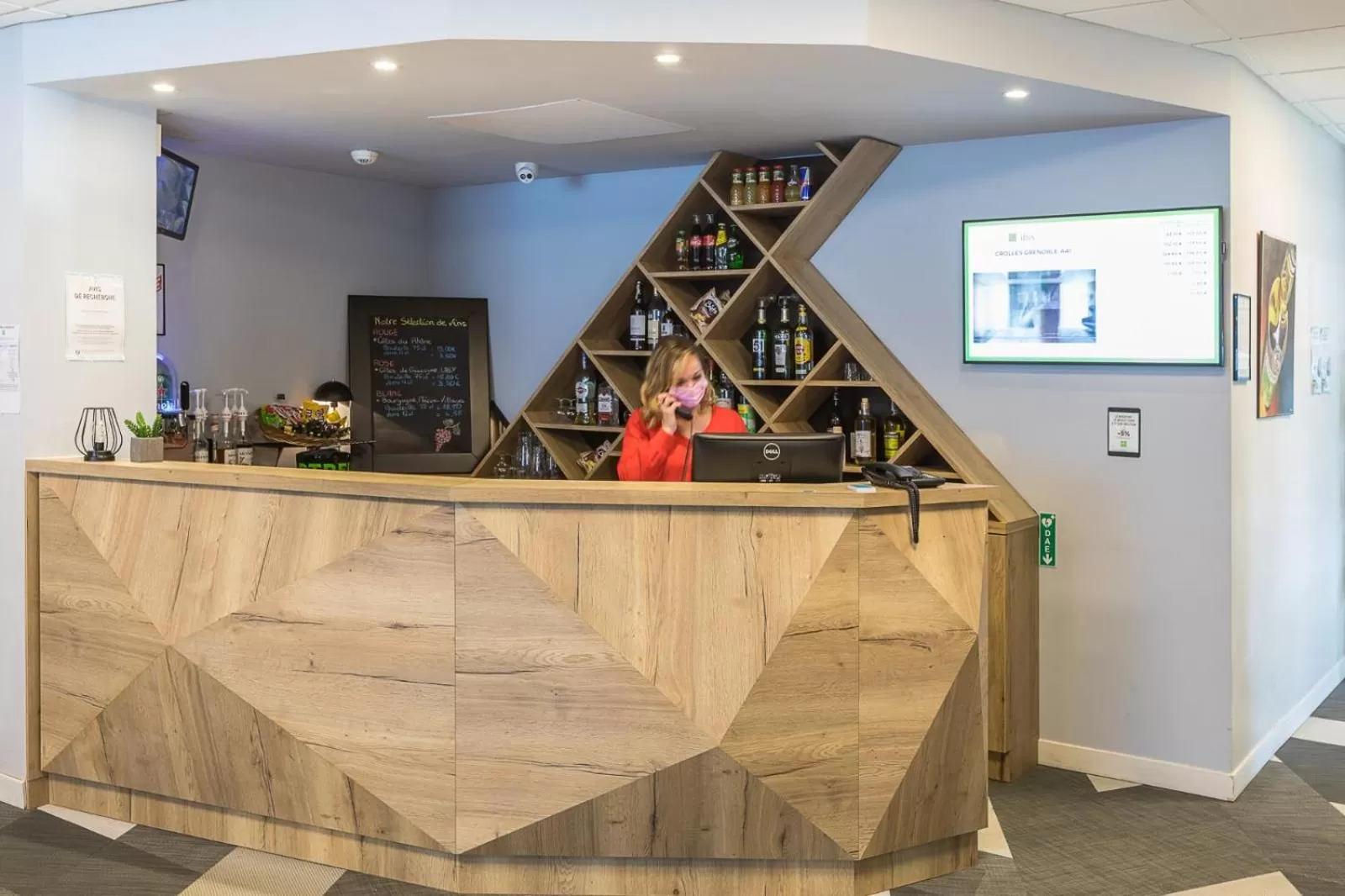 Staff in Ibis Styles Crolles Grenoble A41