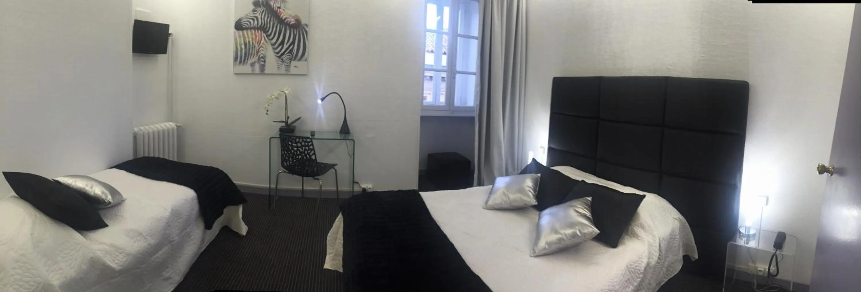 Photo of the whole room, Bed in Hôtel Le Capitole