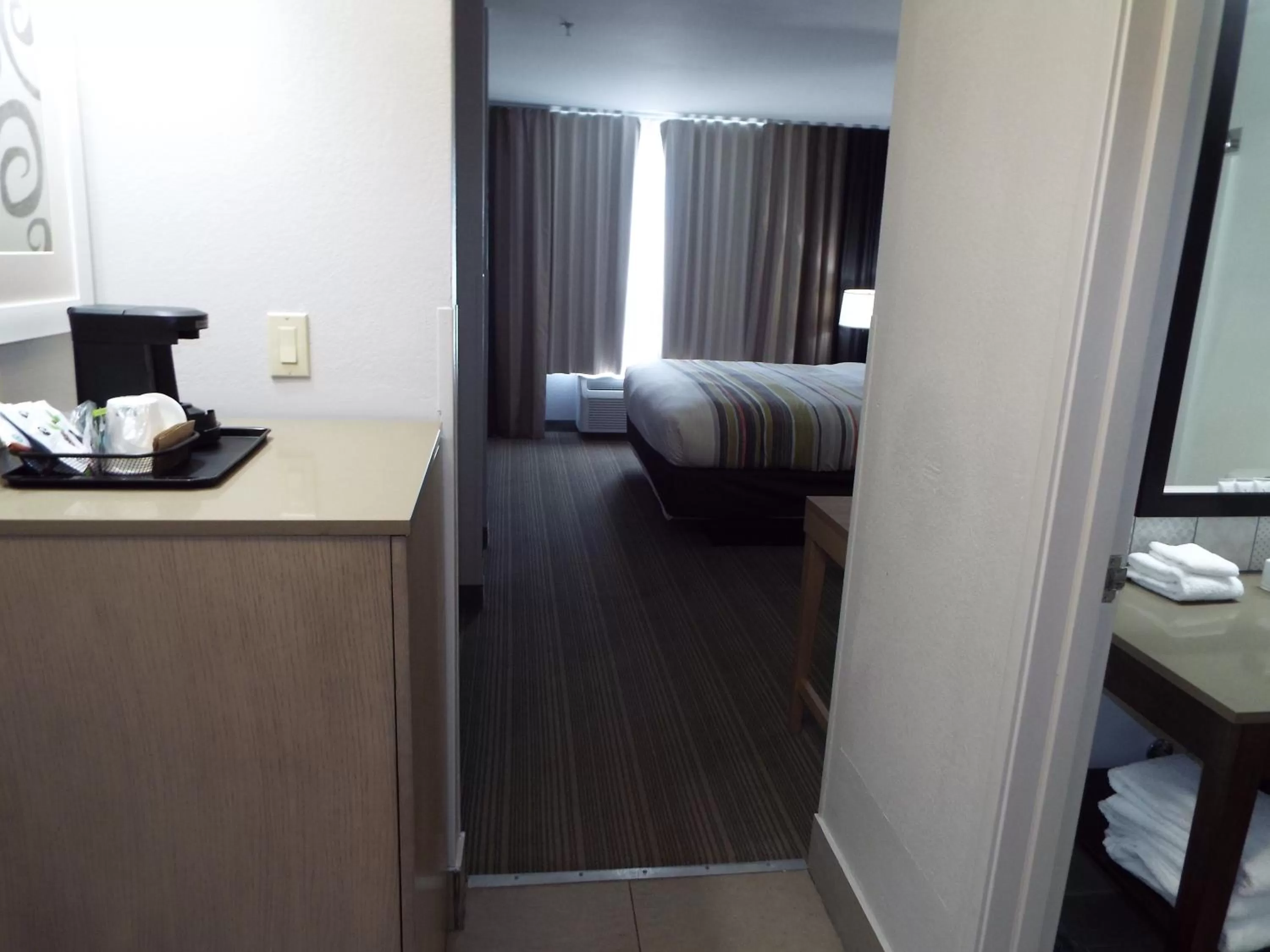 Photo of the whole room, Bed in Country Inn & Suites By Radisson, McDonough, GA