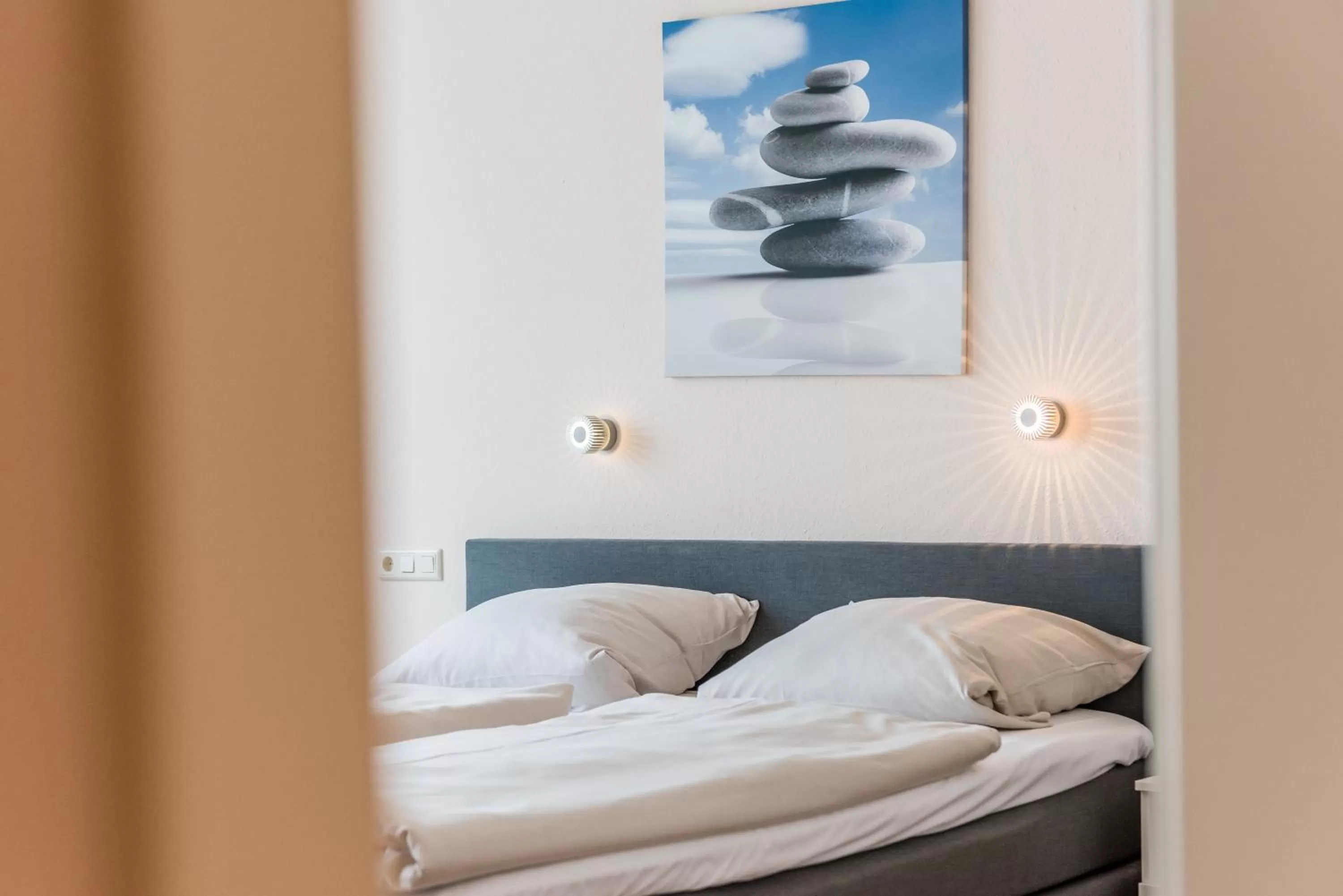 Photo of the whole room, Bed in Schäfers Hotel, Self-Check-in, Cafe und Bäcker am Hotel