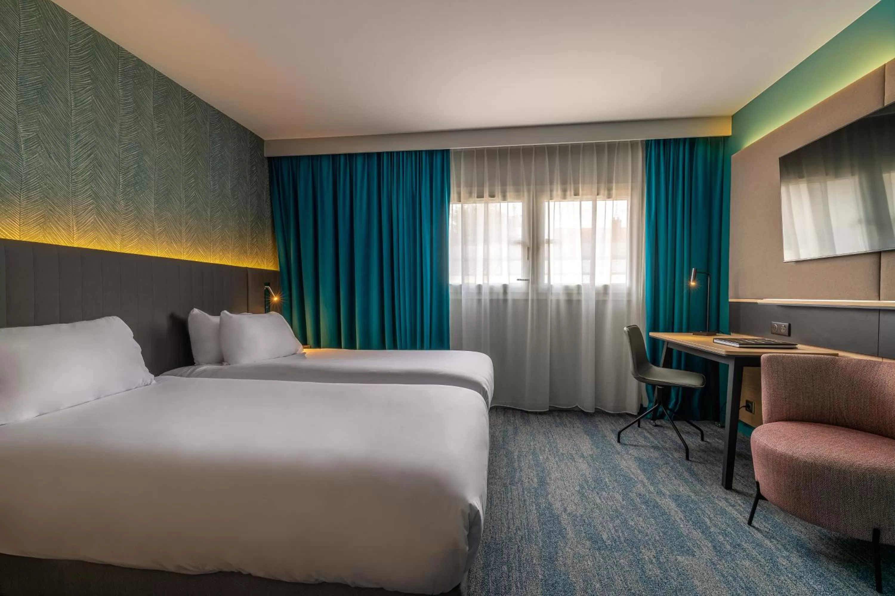 Photo of the whole room, Bed in Holiday Inn Reims Centre by IHG