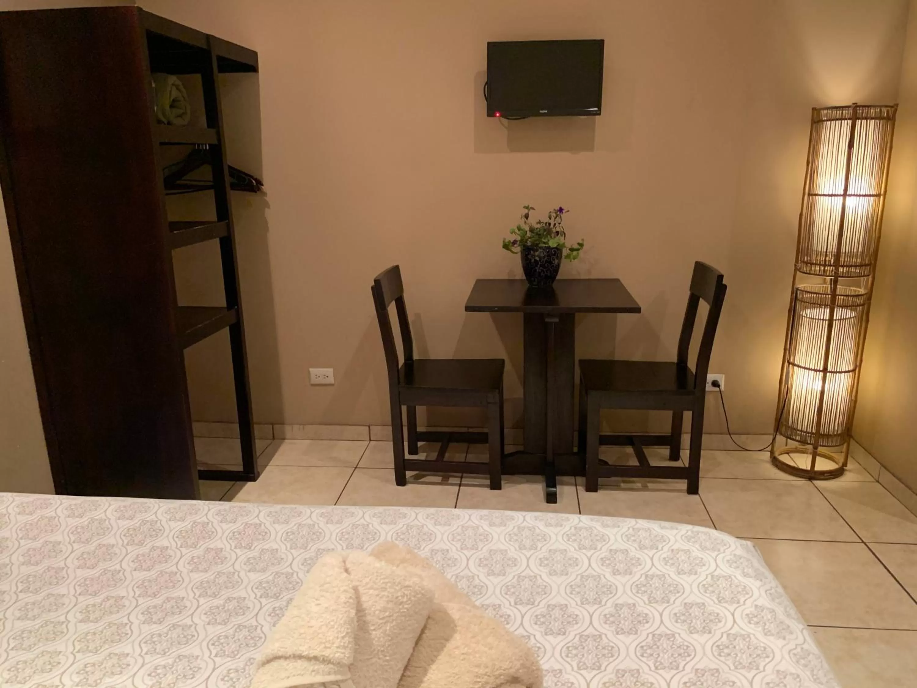 Bed, TV/Entertainment Center in Casa de Lis Hotel & Tourist Info Centre